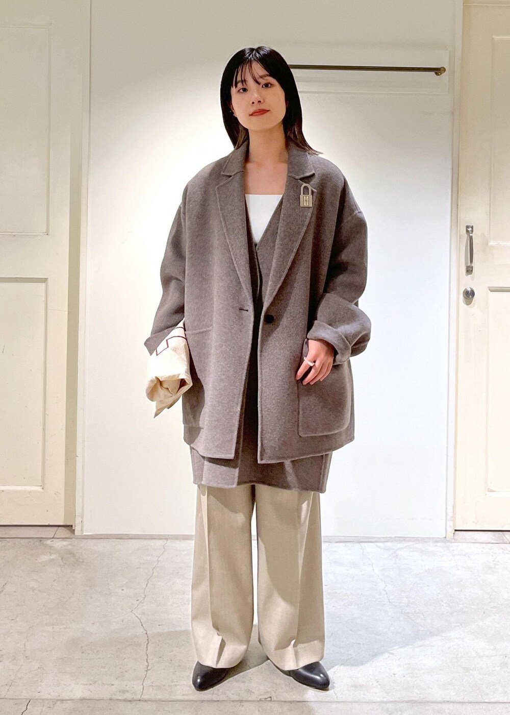 「ピュアラムウール、ジャケット、アウター、グレー、ジャケットコート、ジレ、キャミソール、ホワイト、VISTO WOOL GABA、ワイドパンツ、ストレート、ベージュ、REMME、ショートブーツ、ブラック」｜「SALON adam et rope'の[追加]コットンリブカップ付きベアキャミ2（チューブトップ、ホワイト系）」を使った、michiruさん（レディース・156cm）の秋コーディネートの3枚目の写真