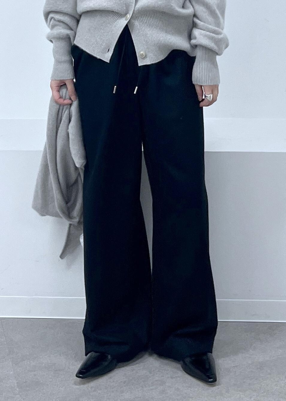 ベージュ系のカーディガン/ボレロ、ブラック系のその他パンツ、ブラック系のローファーを着用したレディースの秋コーディネートの9枚目の写真