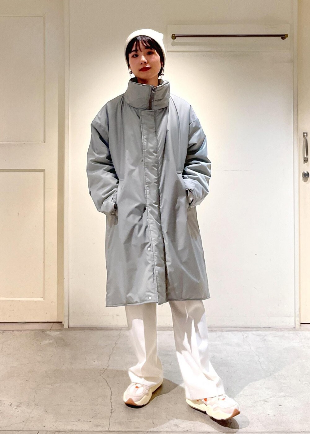 「DESCENTE、デサント、アウター、シルバー、ボーダー、Tシャツ、ハイウエスト、SALE、William Brunton、ウイリアムブラントン、ニット帽、スニーカー、ホワイト、パンツ、サロンアダムエロペ」|「SALON adam et rope'の【WEB限定】ポンチワイドボーダーロングスリーブビッグTシャツ(Tシャツ/カットソー、ブラック系)」を使った、michiruさん(レディース・156cm)の冬コーディネートの2枚目の写真
