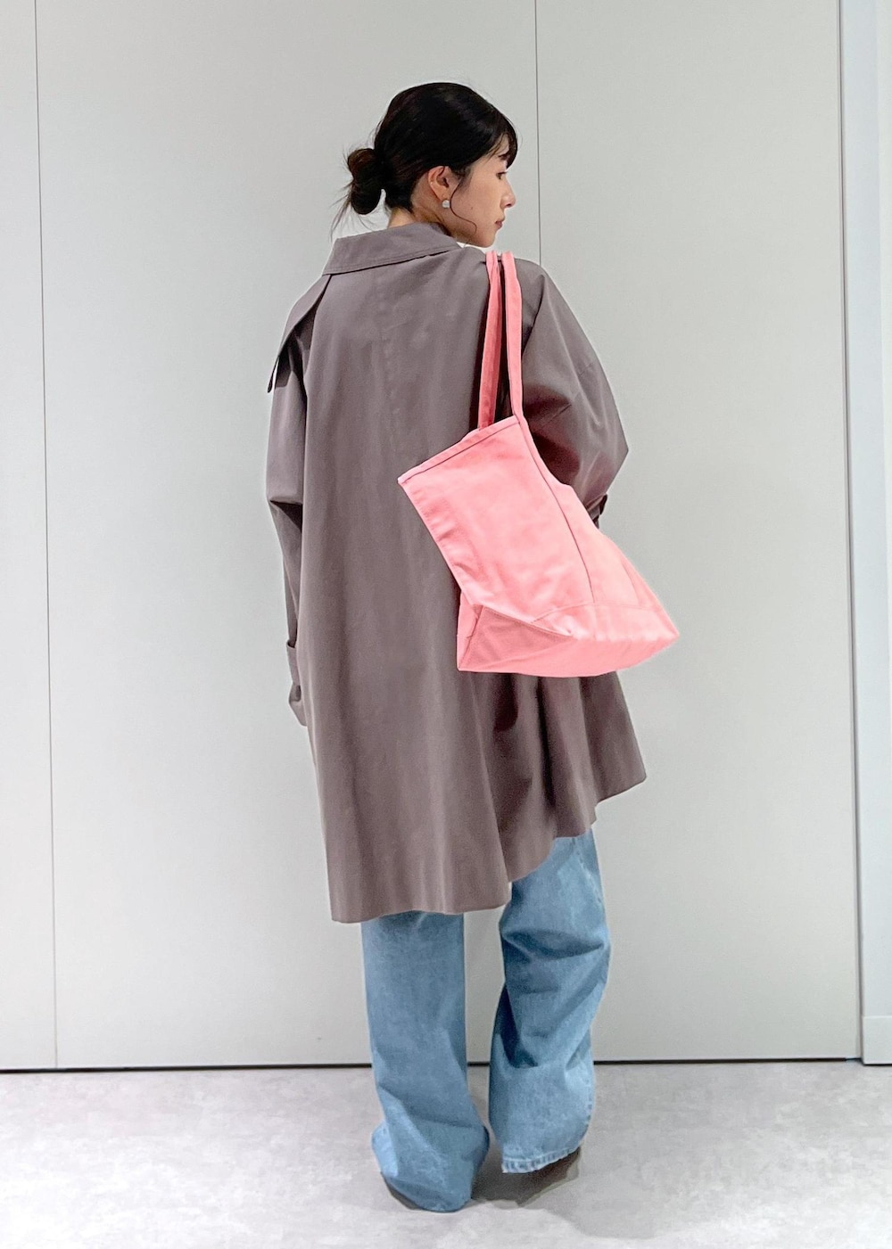 「コート、春アウター、グレー、RED CARD TOKYO、RED CARD TOKYO for SALON、Dakota、デニム、ブルー、レザー、シルバー、L.L.Bean for SALON、L.L.Bean、ピンク、マザーズバッグ、旅行バッグ」｜「RED CARD TOKYOの【RED CARD TOKYO（レッドカードトーキョー）for SALON】別注Dakota/デニム（デニムパンツ、ブルー系）」を使った、michiruさん（レディース・156cm）の冬コーディネートの3枚目の写真