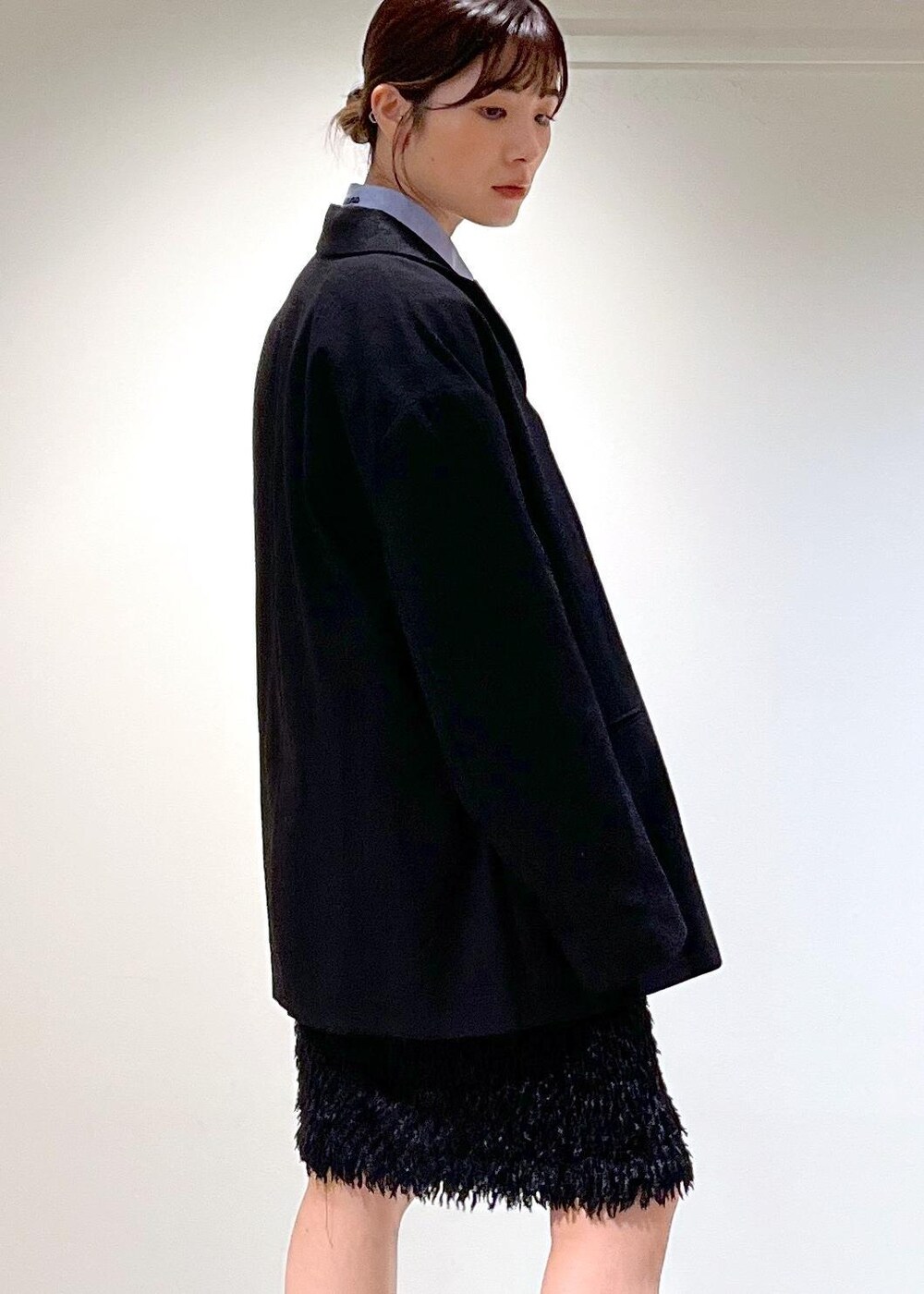 「新作、Americana for SALON、Americana、近江晒、ウール、フェザー、ミニバッグ、クラッチバッグ、REMME、ブラック、ジャケット、オーバーサイズ、ダブルボタン、ブルー、シャツ」|「SALON adam et rope'のフェザーレイヤードスカート/ミニスカート【洗える】(スカート、ブラック系)」を使った、michiruさん(レディース・156cm)の夏コーディネートの9枚目の写真