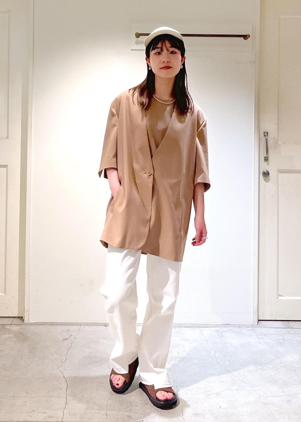 「Americana for SALON、半袖ジャケット、ノーカラー、2way、デニム、ホワイト、MOHI、ERICKA NICOLAS BEGAY、初春コーデ、春コーデ、お仕事コーデ、セレモニーコーデ、授業参観日コーデ、デートコーデ、お出かけコーデ」|「MOHIの【MOHI(モヒ)】バックルベルトサンダル(サンダル、ブラウン系)」を使った、michiruさん(レディース・156cm)の春コーディネートの2枚目の写真