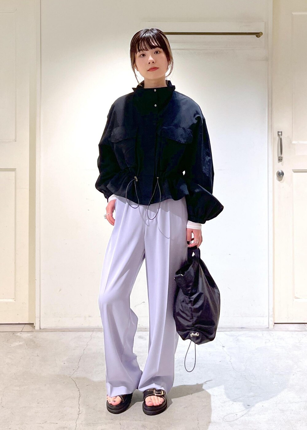 「ブルゾン、シアー、Tシャツ、スラックス、MOHI、別注、ショルダーバック、トートバッグ、アメリカーナ、ブラック、パンツ、ラベンダー、サンダル、厚底、サロンアダムエロペ」｜「SALON adam et rope'のシアークルーネックプルオーバー（Tシャツ/カットソー、ホワイト系）」を使った、michiruさん（レディース・156cm）の冬コーディネートの2枚目の写真