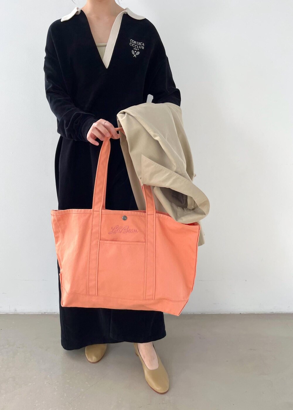 「コート、アウター、ステンカラー、テントシルエット、ベージュ、CreamyCotton、クリーミーコットン、ブラック、extreme cashmere、カシミヤ、チューブトップ、MARTINIANO、L.L.Bean for SALON、マザーズバッグ、ピンク」｜「SALON adam et rope'のポロワンピース-CreamyCotton /クリーミーコットン-（ワンピース、ブラック系）」を使った、michiruさん（レディース・156cm）の冬コーディネートの3枚目の写真