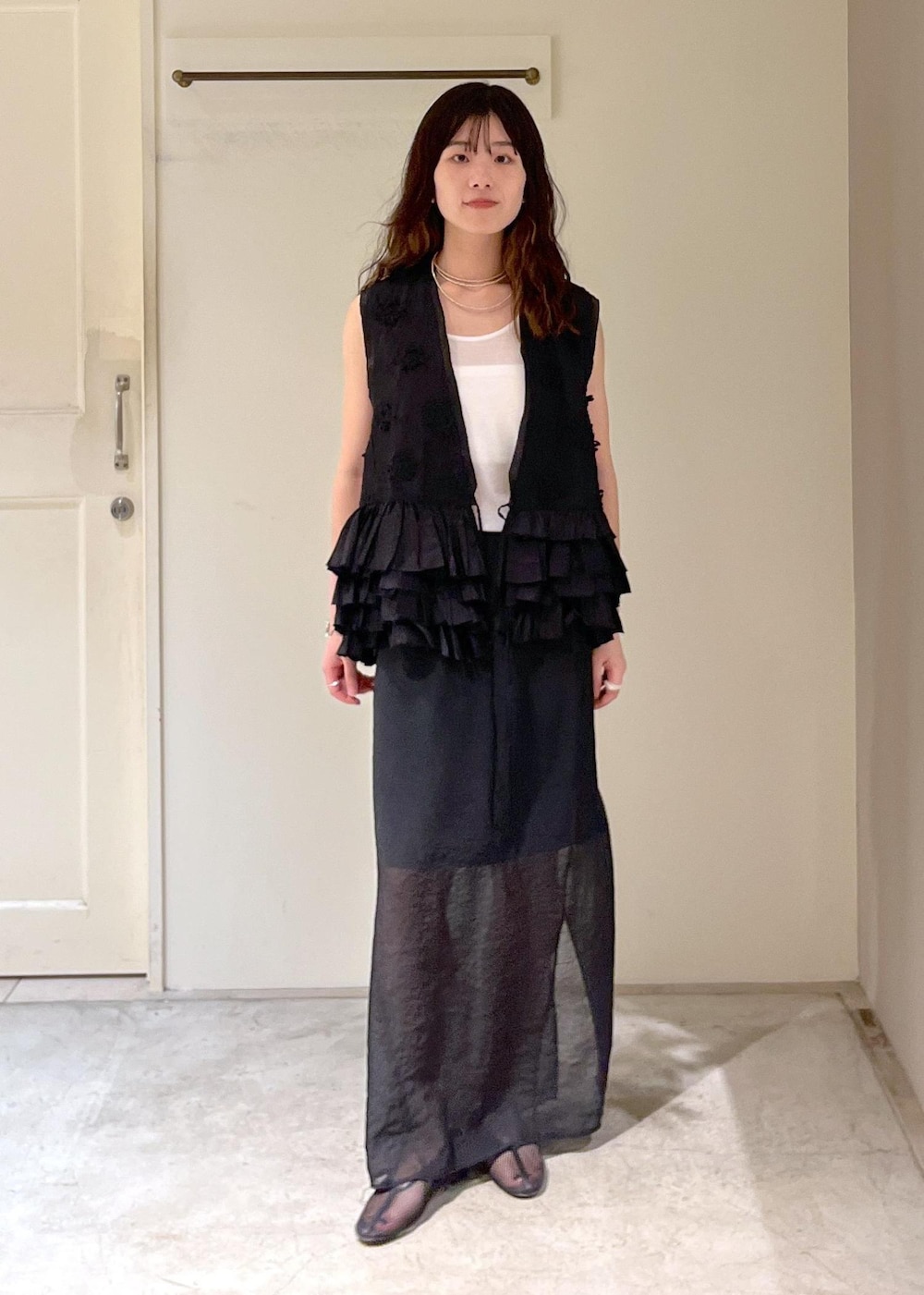 「crinkle crinkle crinkle、ベスト、ジレ、タイトスカート、REMME、Brady、ELY、ミニバッグ、ERICKA NICOLAS BEGAY、シルバー925、フリルベスト、初夏コーデ、夏コーデ、デートコーデ、お出かけコーデ」｜「REMMEの【REMME(レメ)】メッシュフラットシューズ（パンプス、ブラック系）」を使った、michiruさん（レディース・156cm）の春コーディネートの8枚目の写真