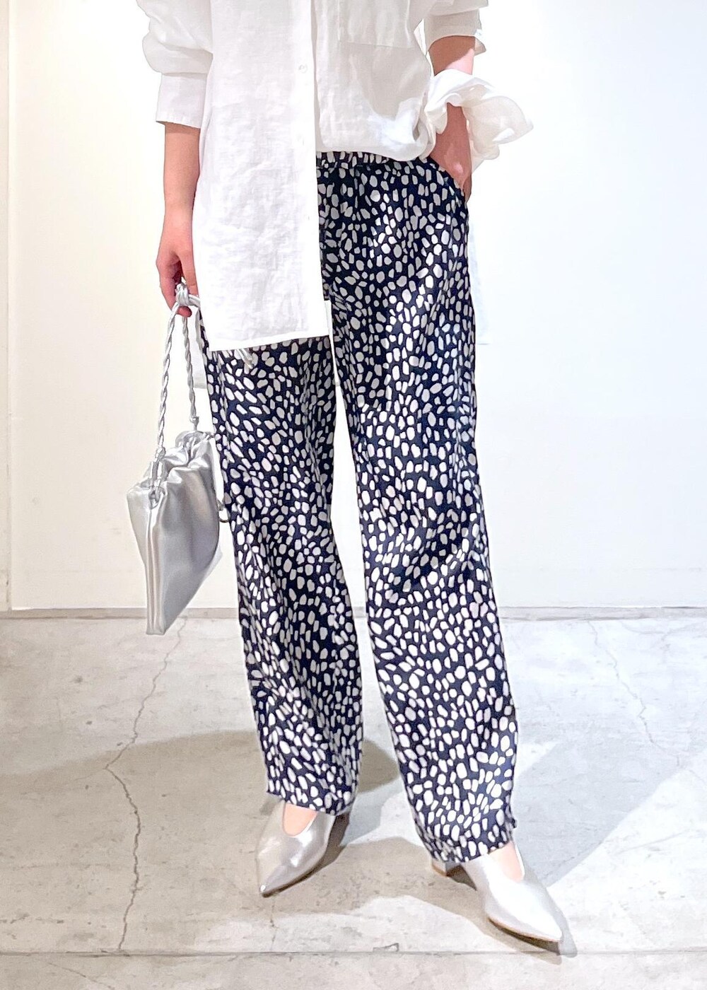 「GENTLE LINEN、オーバーシャツ、Hug Silk、BANANATIME、イージーパンツ、総柄、ヒールパンプス、レザー、heyep、シュシュ、初春コーデ、春コーデ、お仕事コーデ、デートコーデ、お出かけコーデ」|「SALON adam et rope'のHug Silk ラウンドネックタンクトップ(タンクトップ、ホワイト系)」を使った、michiruさん(レディース・156cm)の春コーディネートの7枚目の写真