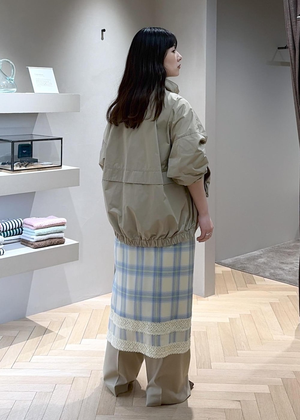 ベージュ系のその他パンツ、ブラウン系のローファー、ホワイト系のキャミソールを着用したレディースの春コーディネートの5枚目の写真