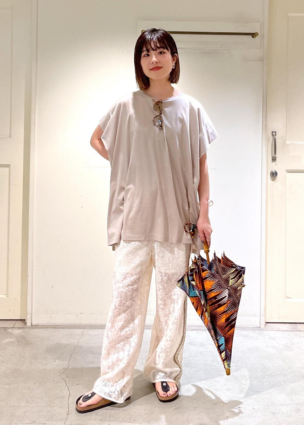 「Tシャツ、オーガニックコットン、BIRKENSTOCK、Gizeh Big Buckle LEOI、IZIPIZI、POPUP、サングラス、bonbonstore、日傘、ベージュ、プルオーバー、オーバーサイズ、ホワイト、パンツ、レース」｜「SALON adam et rope'のスムースフロープルオーバー/ビッグTシャツ【接触冷感・UVケア】（Tシャツ/カットソー、ベージュ系）」を使った、michiruさん（レディース・156cm）の春コーディネートの5枚目の写真