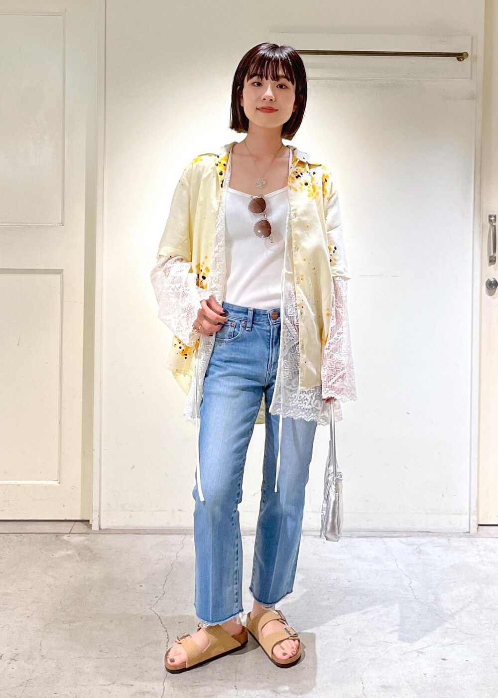 「SUKU HOME、ルームウェア、パジャマ、ナイトウェア、ジャケット、KINAN、タンクトップ、RED CARD TOKYO、Marmalade Ankle、BIRKENSTOCK、Arizona VL Dotted、kokyo、ミニバッグ、シルバー、messy weekend」|「SALON adam et rope'のスカラップレースジャケット/ガウン カーディガン(ノーカラージャケット、ホワイト系)」を使った、michiruさん(レディース・156cm)の春コーディネートの9枚目の写真