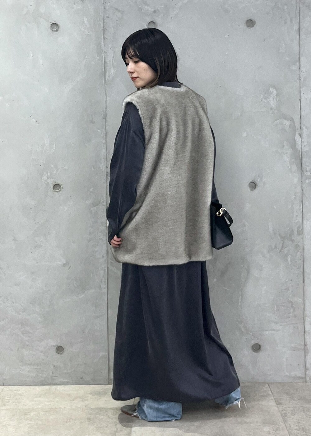 「新作、ファー、ジレ、GENTLE SILK、チャコール、KURO for SALON、KURO、デニム、ブルー、MARTINIANO、シルバー、チェーンバッグ、クラッチバッグ、グレー、ブラック」|「SALON adam et rope'の【2WAY】レザースクエアチェーンクラッチショルダーバッグ(ショルダーバッグ、ブラック系)」を使った、michiruさん(レディース・156cm)の夏コーディネートの5枚目の写真