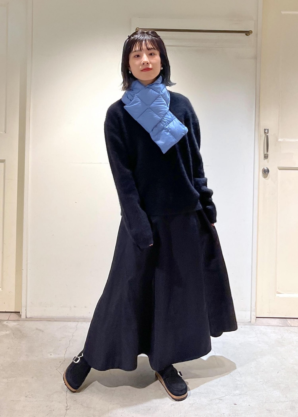 「フォックスウール、カシミヤ、スカート、フレアスカート、BIRKENSTOCK、ビルケンシュトック、マフラー、TAION、タイオン、ダウンマフラー、ブルー、ブラック、プルオーバー、ニット、サンダル」｜「SALON adam et rope'のフォックスカシミヤ混クルーネックニット（ニット/セーター、ブラック系）」を使った、michiruさん（レディース・156cm）の秋コーディネートの3枚目の写真