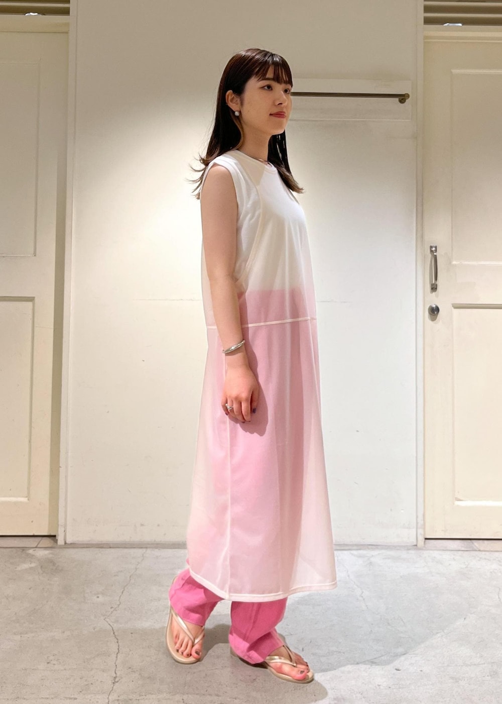 「骨格ウェーブ、ブルベ、低身長、Hanes、シアー、アメリカンスリーブ、麻、ベイカーパンツ、NICOLAS LAINAS、サロンアダムエロペ、SALON　adam et rope'、タンクトップ、ワンピース、お出かけコーデ、サンダル」｜「NICOLAS LAINASの【NICOLAS LAINAS（ニコラスライナス）】コンフォートソールトングサンダル（サンダル、ベージュ系）」を使った、michiruさん（レディース・156cm）の夏コーディネートの2枚目の写真