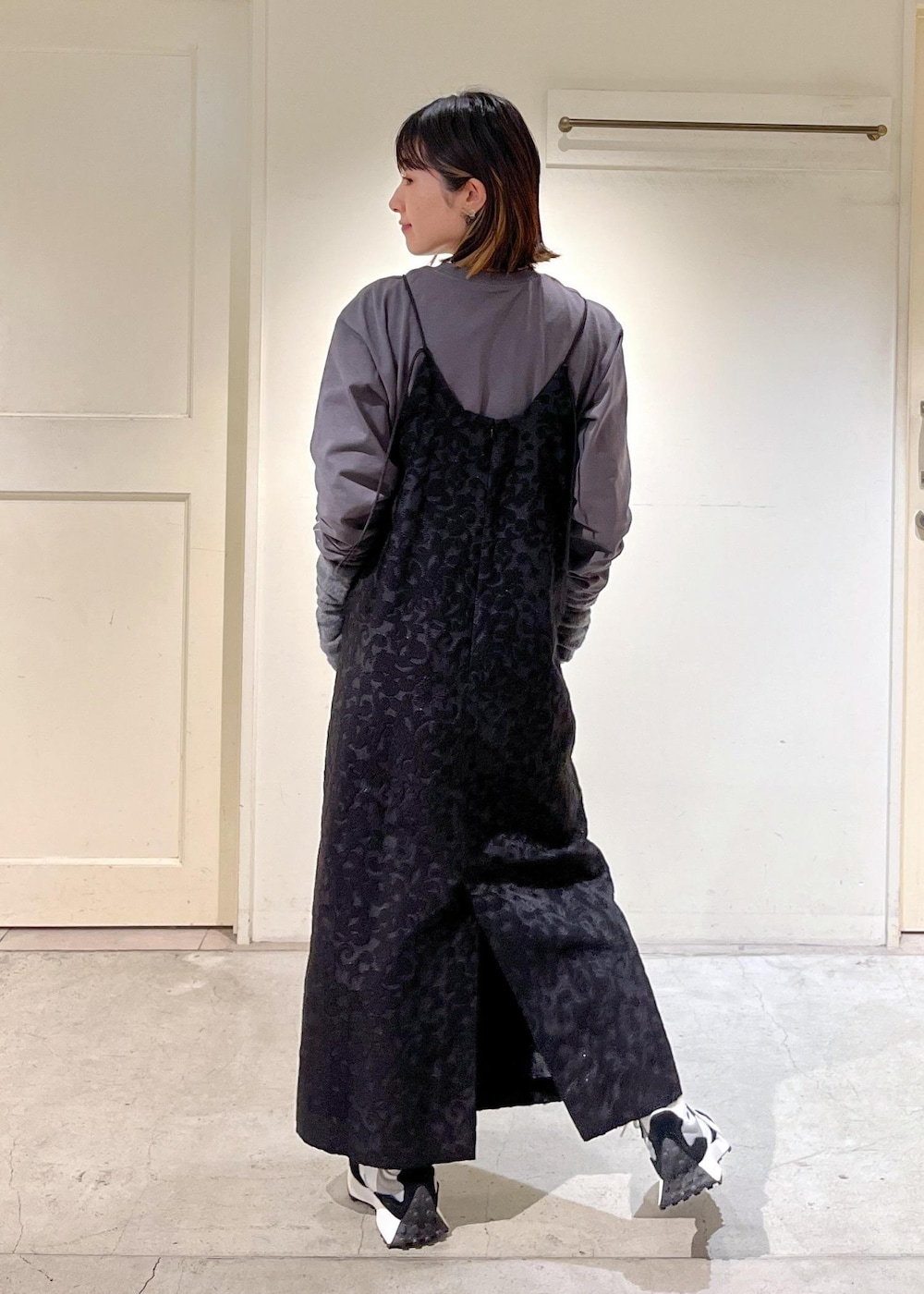 「Tシャツ、KARL BLOSSFELD、キャミワンピース、桐生織、ジャガード、NEW BALANCE、ニューバランス、Americana、アメリカーナ、アームウォーマー、サロンアダムエロペ、TEMBEA、GUNTE、グレー、ブラック」|「SALON adam et rope'の【NIPPON CULTURE】ジャガードキャミワンピース(ワンピース、ブラック系)」を使った、michiruさん(レディース・156cm)の秋コーディネートの5枚目の写真