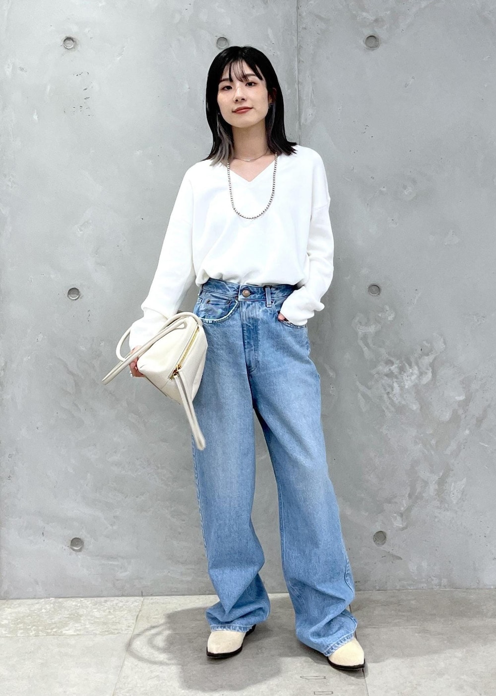 「スウェット、プルオーバー、Ｖネック、ホワイト、デニム、レザー、ERICKA NICOLAS BEGAY、ナバホパール、シルバー、RED CARD TOKYO、Dakota、初秋コーデ、秋コーデ、初冬コーデ、デートコーデ」｜「SALON adam et rope'のスプリットレザーミドルボストンバッグ（ボストンバッグ、ホワイト系）」を使った、michiruさん（レディース・156cm）の秋コーディネートの2枚目の写真