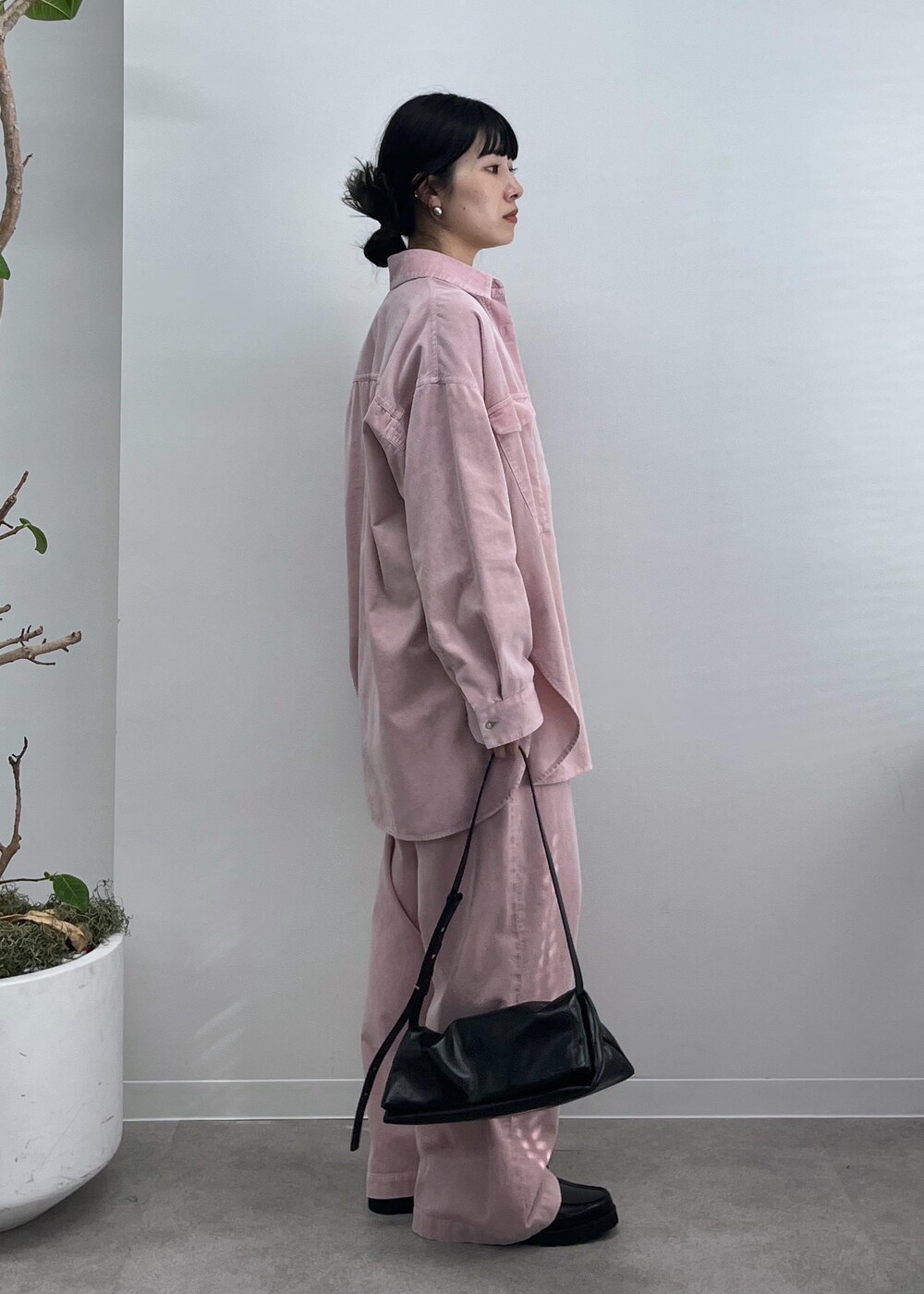 ホワイト系のTシャツ/カットソー、ブラック系のローファー、ピンク系のシャツ/ブラウスを着用したレディースの夏コーディネートの3枚目の写真