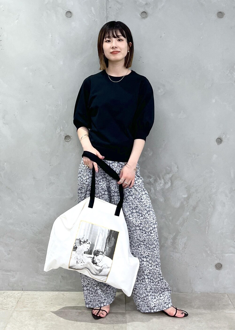 「audrey hepburn、audrey hepburn collection by jun、オードリー・ヘプバーン、オードリー・ヘプバーンコレクションバイジュン、Special2024、ニット、LIBERTY、リバティ、BRENTELLA、トートバッグ、ブラック、プルオーバー、ホワイト、パンツ、サンダル」|「SALON adam et rope'の【BRENTELLA(ブレンテッラ)】アンクルストラップサンダル(サンダル、ブラック系)」を使った、michiruさん(レディース・156cm)の夏コーディネートの2枚目の写真
