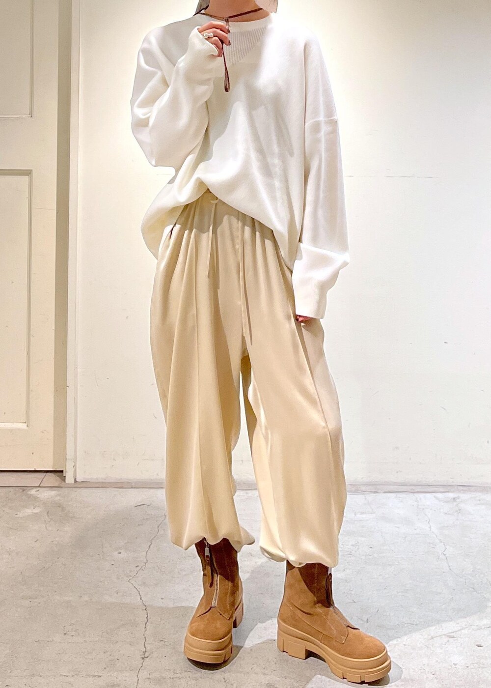 ベージュ系のブーツ、ベージュ系のその他パンツ、ホワイト系のスウェットを着用したレディースの秋コーディネートの8枚目の写真