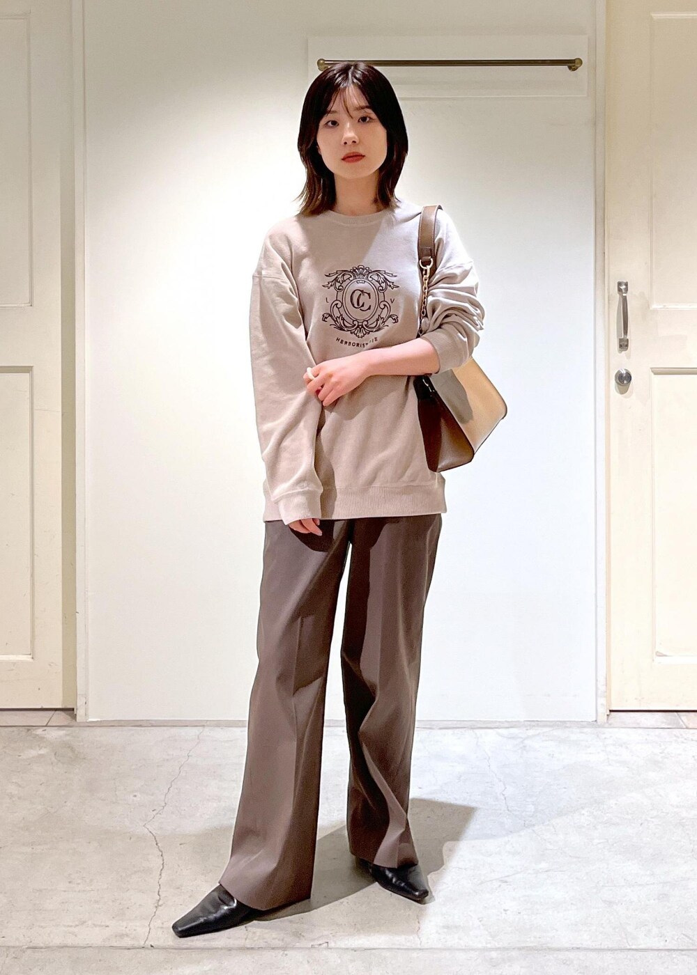 「CreamyCotton、クリーミーコットン、ベージュ、ブラウン、レザーバッグ、チェーンバッグ、プルオーバー、ロゴ、センタープレス、初秋コーデ、秋コーデ、初冬コーデ、お仕事コーデ、デートコーデ、お出かけコーデ」｜「SALON adam et rope'のエンブロイダリースウェット-CreamyCotton /クリーミーコットン-（スウェット、ベージュ系）」を使った、michiruさん（レディース・156cm）の夏コーディネートの2枚目の写真