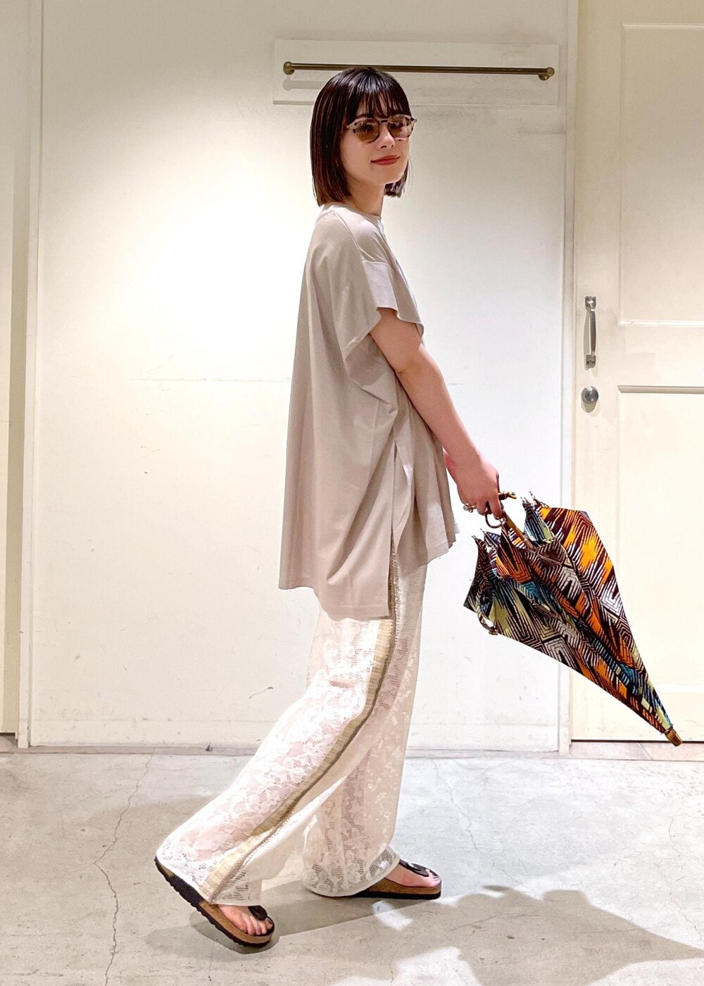「Tシャツ、オーガニックコットン、BIRKENSTOCK、Gizeh Big Buckle LEOI、IZIPIZI、POPUP、サングラス、bonbonstore、日傘、ベージュ、プルオーバー、オーバーサイズ、ホワイト、パンツ、レース」｜「SALON adam et rope'のスムースフロープルオーバー/ビッグTシャツ【接触冷感・UVケア】（Tシャツ/カットソー、ベージュ系）」を使った、michiruさん（レディース・156cm）の春コーディネートの7枚目の写真
