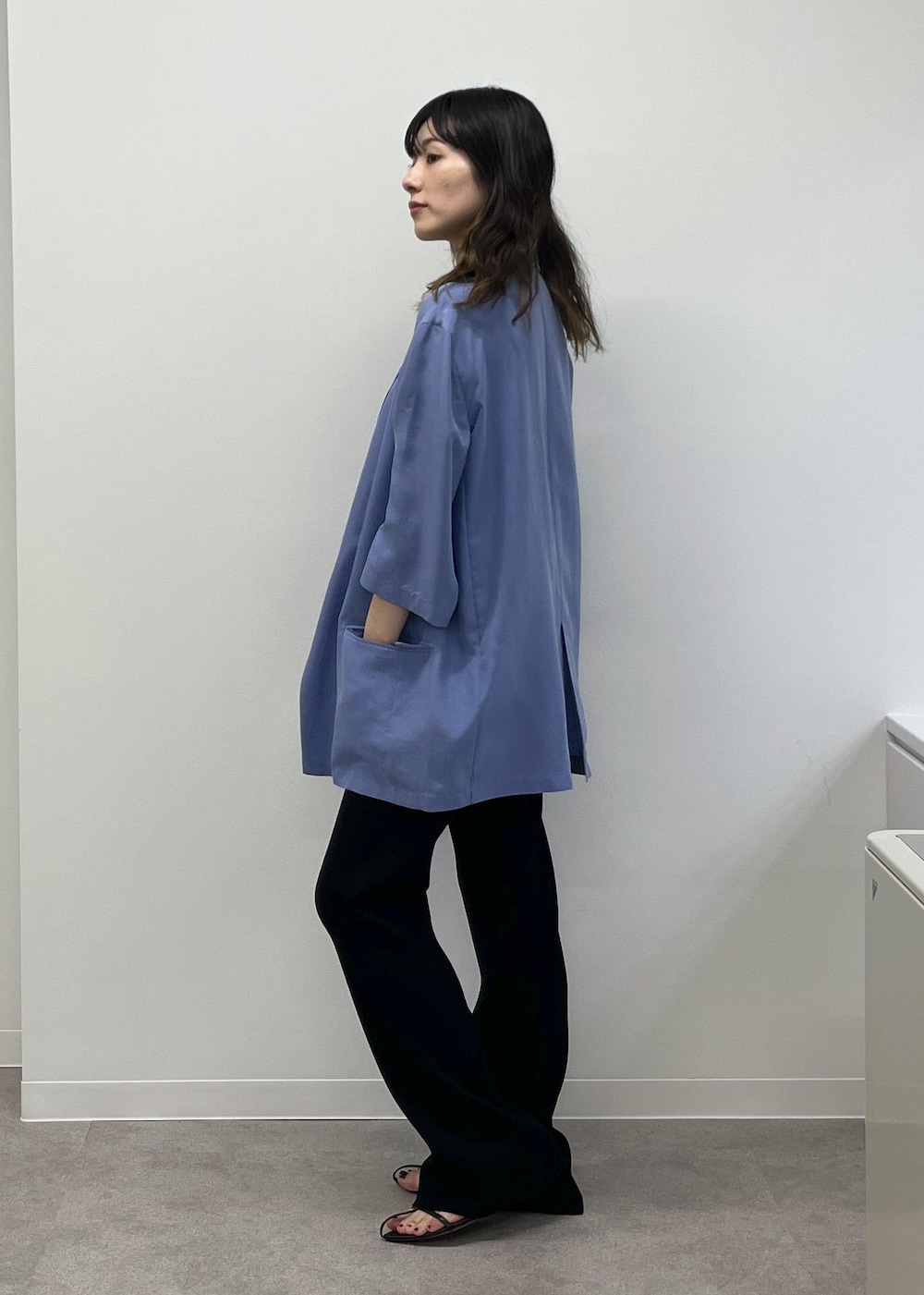 「GENTLE SILK、ウォッシャブルシルク、半袖、羽織、ブルー、レギンスパンツ、レザー、初春コーデ、春コーデ、初夏コーデ、お仕事コーデ、デートコーデ、お出かけコーデ、旅行コーデ、推し活コーデ」|「SALON adam et rope'のスプリットレザーミドルボストンバッグ 2(ボストンバッグ、ブラック系)」を使った、michiruさん(レディース・156cm)の春コーディネートの6枚目の写真