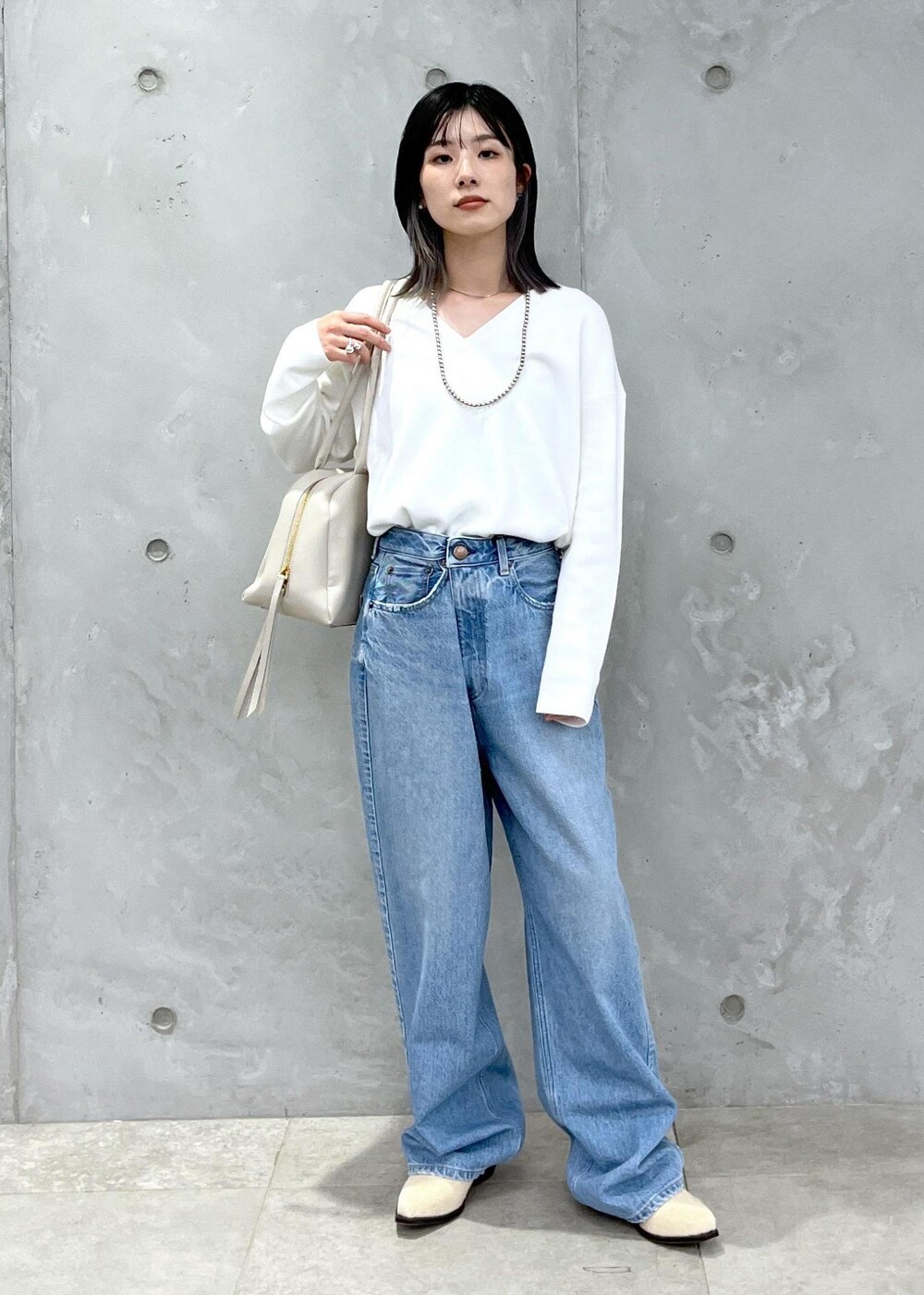 「スウェット、プルオーバー、Ｖネック、ホワイト、デニム、レザー、ERICKA NICOLAS BEGAY、ナバホパール、シルバー、RED CARD TOKYO、Dakota、初秋コーデ、秋コーデ、初冬コーデ、デートコーデ」｜「SALON adam et rope'のスプリットレザーミドルボストンバッグ（ボストンバッグ、ホワイト系）」を使った、michiruさん（レディース・156cm）の秋コーディネートの3枚目の写真
