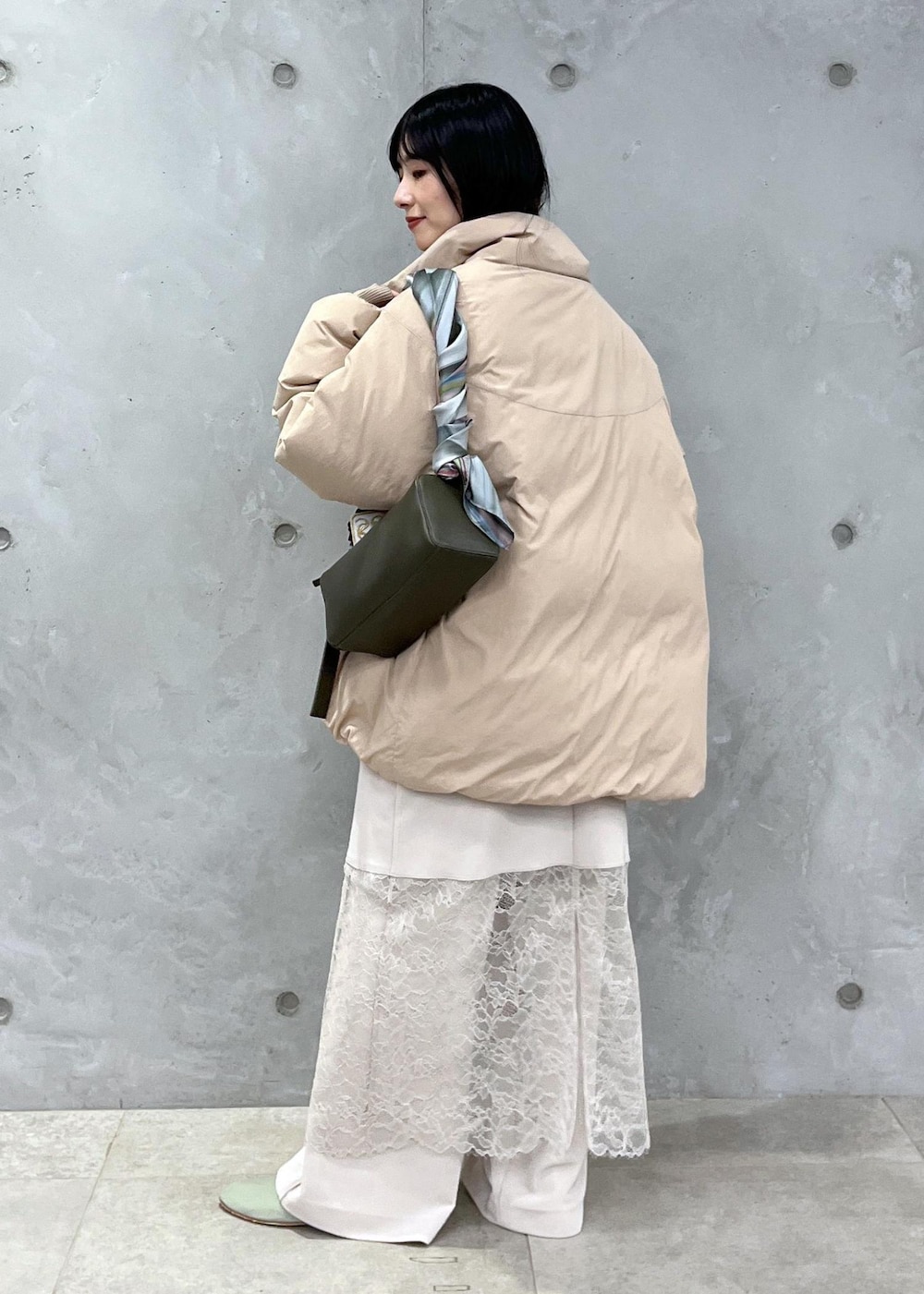 ベージュ系のダウンジャケット/コート、ホワイト系のその他パンツ、ホワイト系のワンピースを着用したレディースの冬コーディネートの7枚目の写真