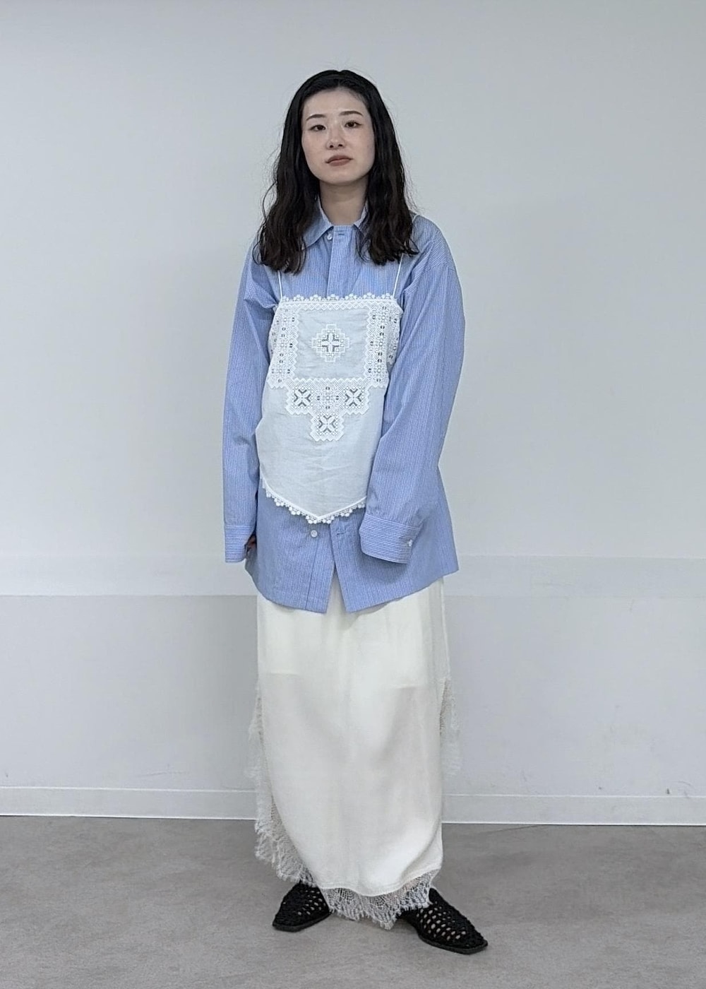 ホワイト系のスカート、ホワイト系のキャミソール、ブルー系のその他アウターを着用したレディースの冬コーディネートの6枚目の写真