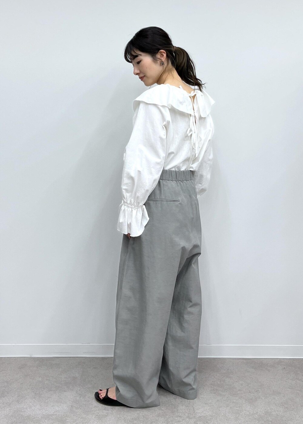 「WEB限定、バックリボン、ホワイト、カーヴィーパンツ、BRENTELLA、Letra for SALON、レトラ、メルカドバッグ、初春コーデ、春コーデ、お仕事コーデ、セレモニーコーデ、卒業式コーデ、卒園式コーデ、授業参観日コーデ」｜「Letraの【Letra（レトラ）for SALON】PRAYA short XS/プラヤメルカドバッグ（かごバッグ、ブラック系）」を使った、michiruさん（レディース・156cm）の春コーディネートの6枚目の写真