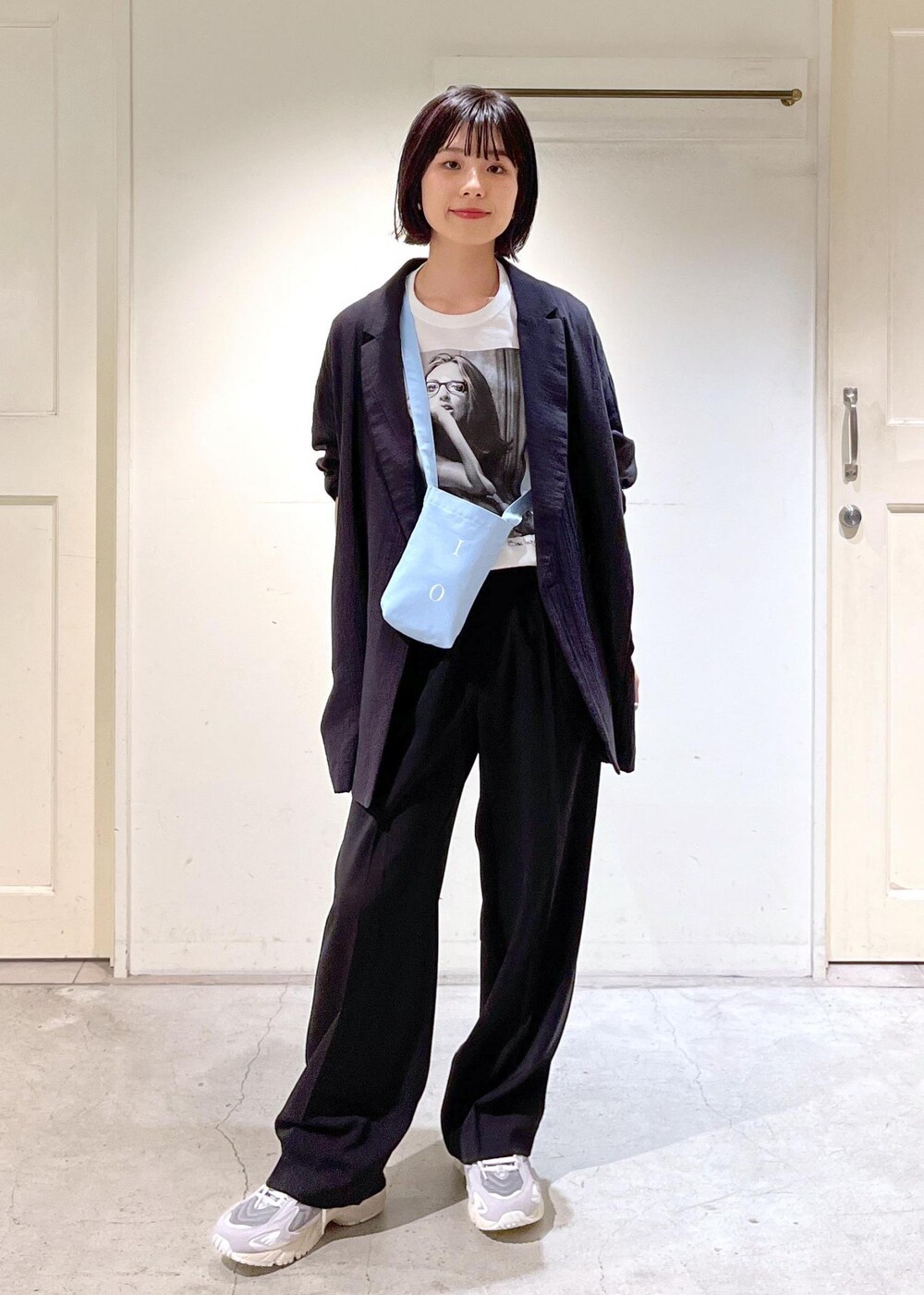 「オーガニックコットン、COUTURE D'ADAM、Tシャツ、スラックス、New Balance、ニューバランス、ノベルティ、NOVELTY、サコッシュ、ブルー、グレー、ブラック、ジャケット、パンツ、スニーカー」|「SALON adam et rope'のイージーリラックスストレートパンツ【UVケア・防シワ・吸水速乾・洗える】(スラックス、ブラック系)」を使った、michiruさん(レディース・156cm)の春コーディネートの3枚目の写真