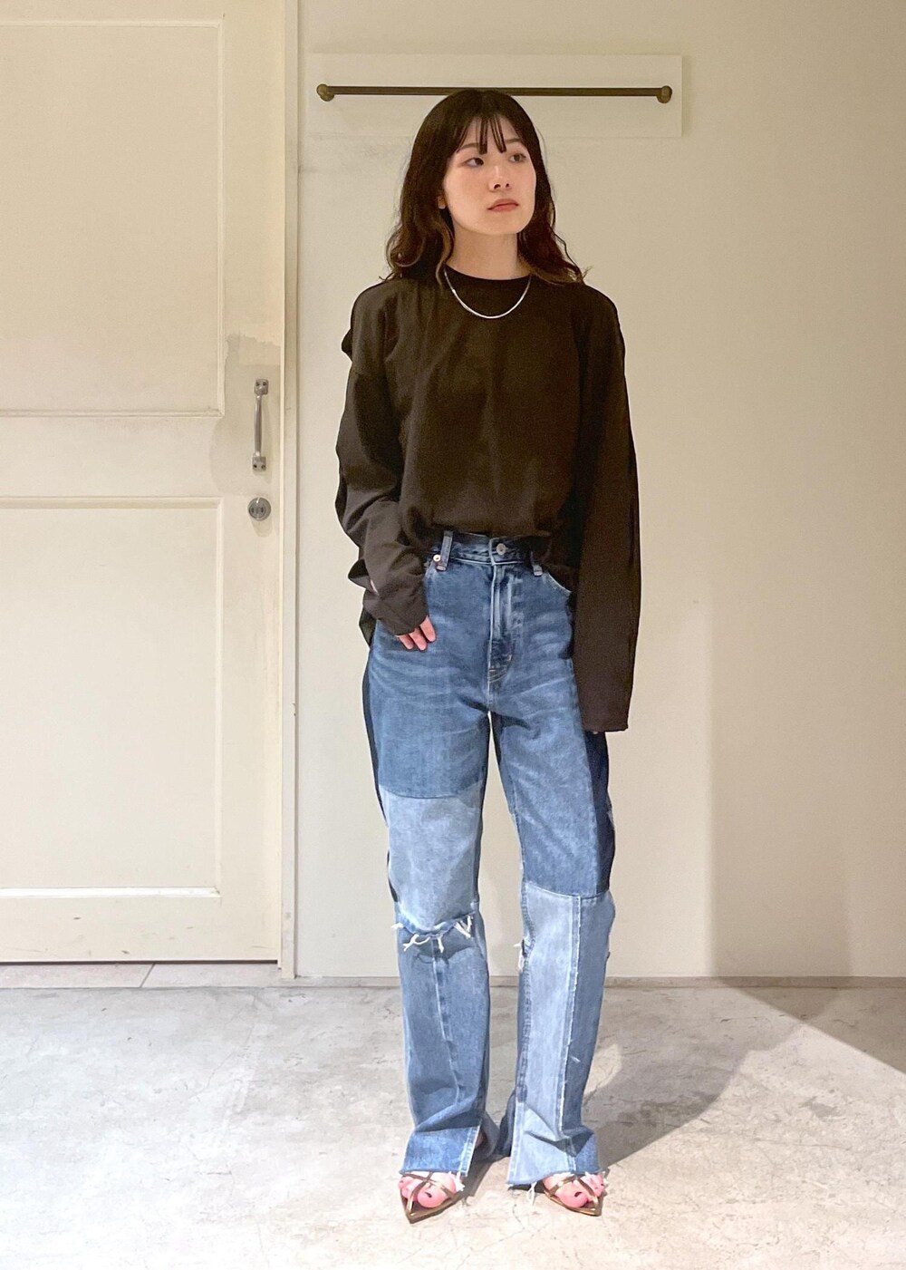 「Baserange、PIN LONG SLEEVE TEE、デニム、COTTON USA、Brady、COLNE MINI、初春コーデ、春コーデ、デートコーデ、お出かけコーデ、旅行コーデ、アウトドアコーデ、推し活コーデ、女子会コーデ、大人カジュアル」｜「SALON adam et rope'のナローストラップサンダル（サンダル、その他）」を使った、michiruさん（レディース・156cm）の春コーディネートの7枚目の写真