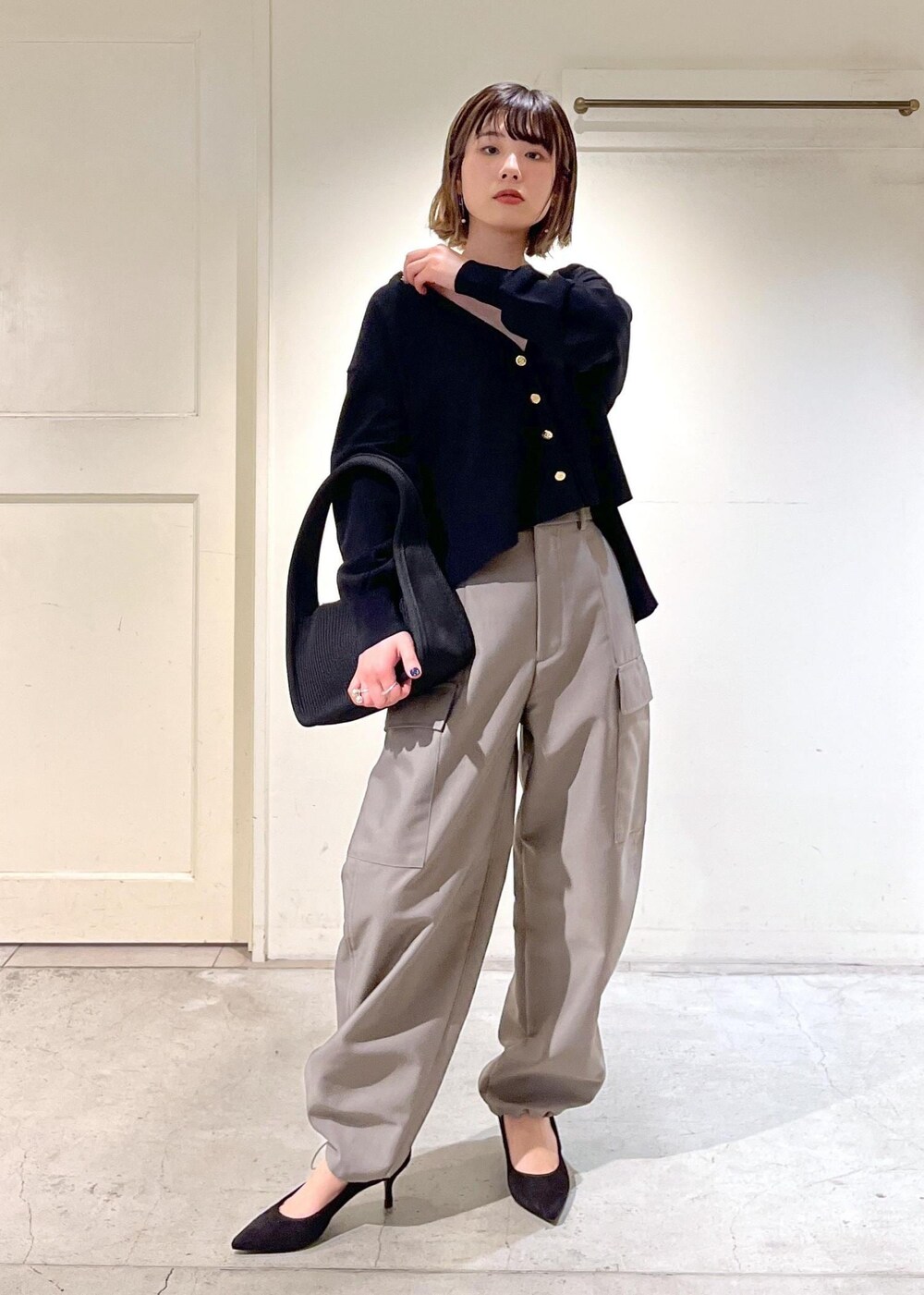 「Ｖネック、金ボタン、カーゴパンツ、グレー、撥水加工、ハンドバッグ、ブラック、カーディガン、パンツ、パンプス、サロンアダムエロペ、SALON adam et ropé、24SS春の新作、低身長、骨格ウェーブ」｜「SALON adam et rope'のカービーカーゴパンツ【撥水加工・洗える】（カーゴパンツ、グレー系）」を使った、michiruさん（レディース・156cm）の春コーディネートの2枚目の写真