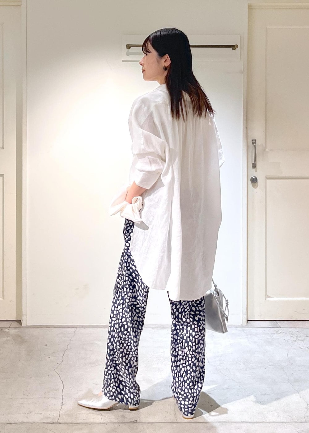 「GENTLE LINEN、オーバーシャツ、Hug Silk、BANANATIME、イージーパンツ、総柄、ヒールパンプス、レザー、heyep、シュシュ、初春コーデ、春コーデ、お仕事コーデ、デートコーデ、お出かけコーデ」|「SALON adam et rope'のHug Silk ラウンドネックタンクトップ(タンクトップ、ホワイト系)」を使った、michiruさん(レディース・156cm)の春コーディネートの5枚目の写真