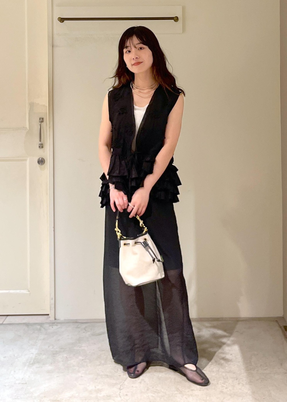 「crinkle crinkle crinkle、ベスト、ジレ、タイトスカート、REMME、Brady、ELY、ミニバッグ、ERICKA NICOLAS BEGAY、シルバー925、フリルベスト、初夏コーデ、夏コーデ、デートコーデ、お出かけコーデ」｜「REMMEの【REMME(レメ)】メッシュフラットシューズ（パンプス、ブラック系）」を使った、michiruさん（レディース・156cm）の春コーディネートの2枚目の写真