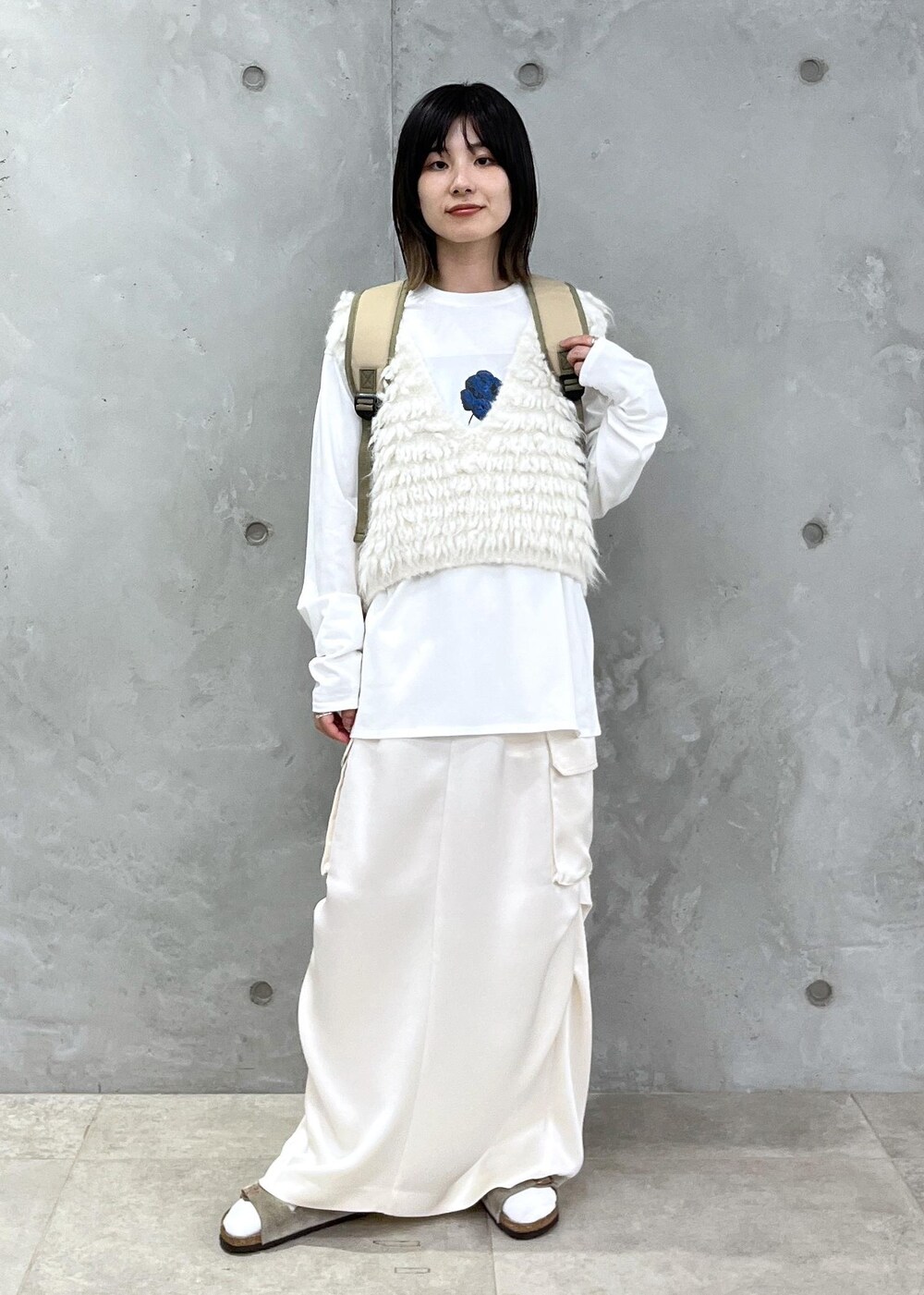 「ファー、Yves Klein、Tシャツ、WEB限定、ミリタリースカート、サテン、マザーズリュック、トップス、Tシャツ/カットソー、ベスト、SHJ34210、SHM34720、24バッグ_pickup、NEWバッグ_pickup、YvesKlein」｜「SALON adam et rope'の[新色追加！]【WEB限定】[ショルダーバッグ付き・ユニセックスで使える・軽量]マザーズリュック3（バックパック/リュック、ホワイト系）」を使った、michiruさん（レディース・156cm）の夏コーディネートの4枚目の写真