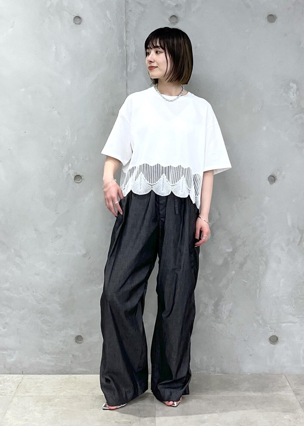 「EMYU RAKUSAI、シアー、Gabriela Coll Garments、BRENTELLA、シルバー、レザー、サロンアダムエロペ、NIPPON CULTURE、24SS春の新作、24SS予約、24SS夏の新作、骨格ウェーブ、ブルべ、春ファッション、夏ファッション」｜「SALON adam et rope'の【雑誌掲載】【追加】レザーボックスショルダーバッグ（ショルダーバッグ、シルバー系）」を使った、michiruさん（レディース・156cm）の春コーディネートの8枚目の写真