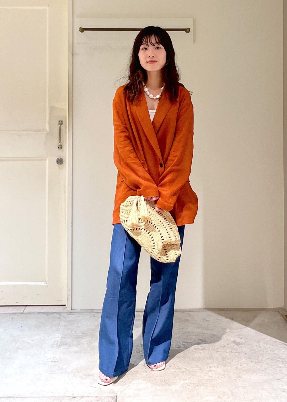「羽織、テラコッタ、ホワイト、VELVETY INDIGO BLUE BLACK、CATERPILLAR 2 PT、デニム、レザー、MAISON N.H PARIS、CONSTANCE、Sapir Bachar、CARVED CORAL NECKLACE、春コーデ、初夏コーデ、夏コーデ、デートコーデ」｜「SALON adam et rope'のプリマベールファームリーリブタンクトップ［UVケア・洗える］（タンクトップ、ホワイト系）」を使った、michiruさん（レディース・156cm）の春コーディネートの3枚目の写真