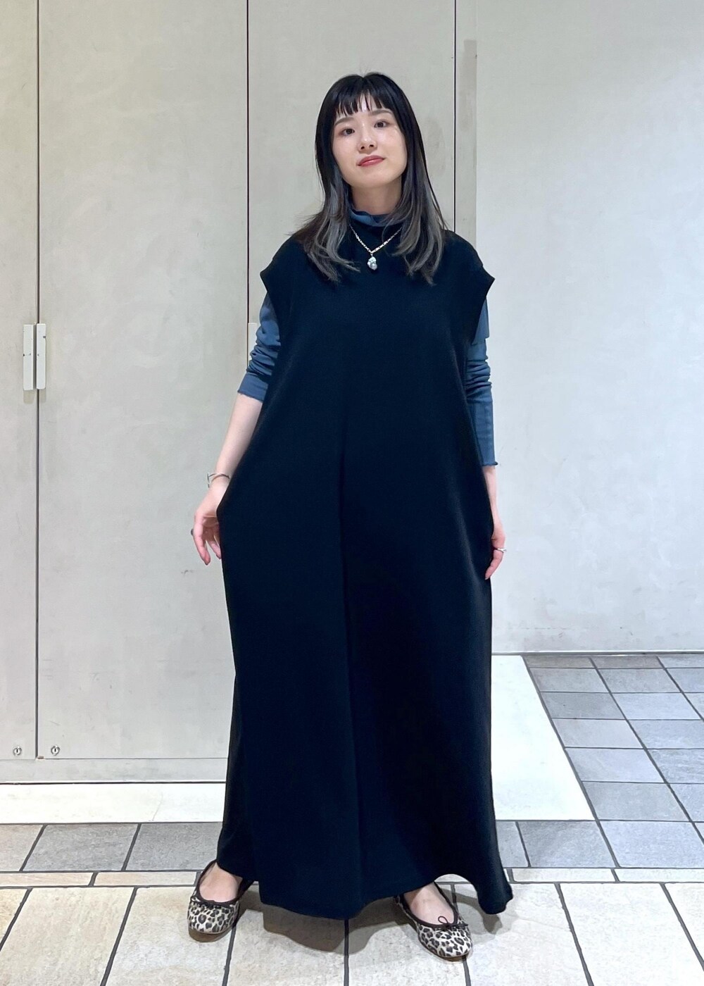 「23AW秋の新作、骨格ウェーブ、ブルベ、低身長、Americana、アメリカーナ、シアー、バレエシューズ、porselli、サロンアダムエロペ、SALON adam et rope'、秋服準備はじめました、ワンピース、レイヤードスタイル、休日スタイル」|「AMERICANAの【Americana for SALON】別注ラウンドヘムタートルネックプルオーバー(Tシャツ/カットソー、ブルー系)」を使った、michiruさん(レディース・156cm)の夏コーディネートの2枚目の写真