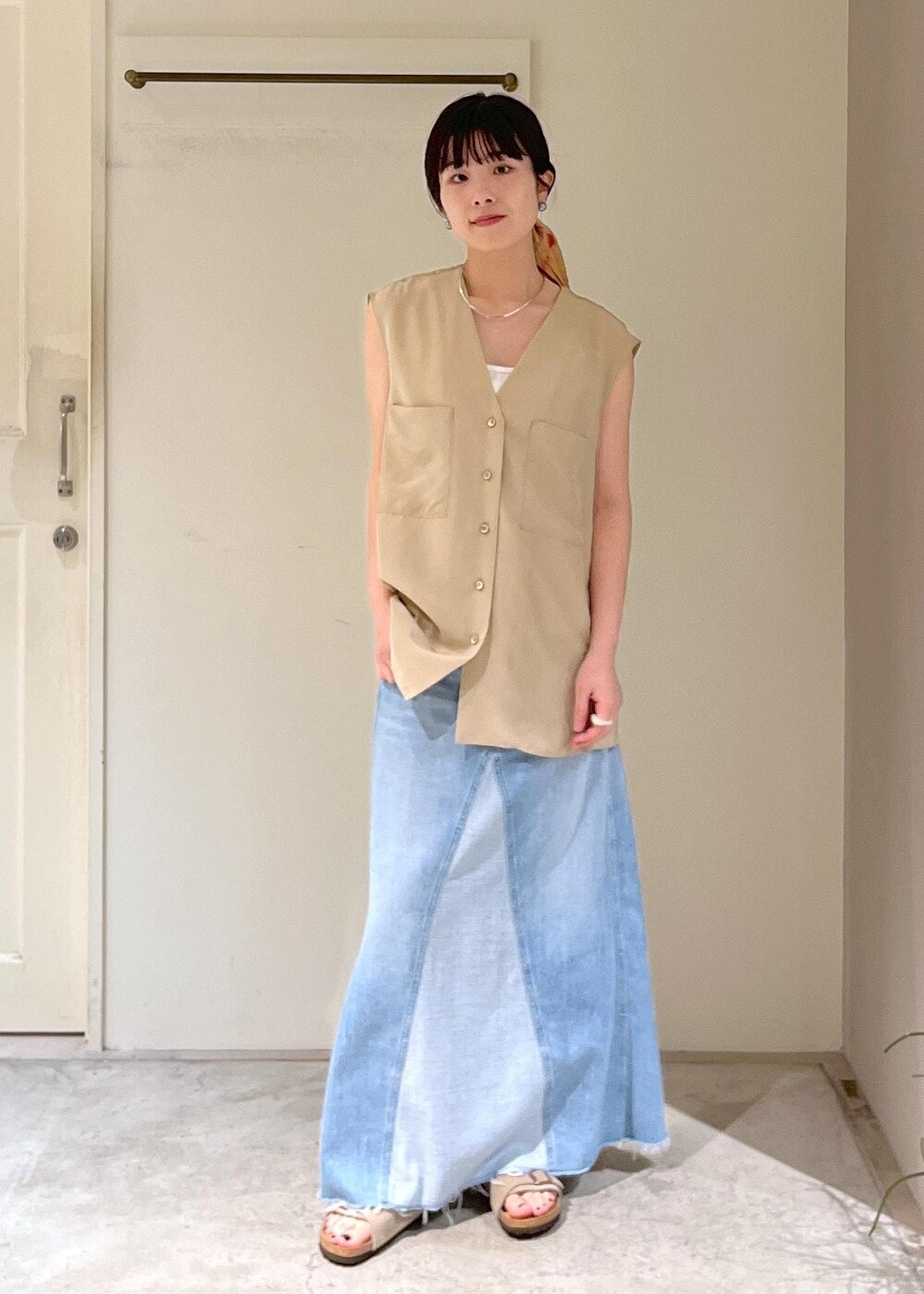 「GENTLE SILK、羽織、半袖、ウォッシャブルシルク、ベージュ、プリマベール、ホワイト、RED CARD TOKYO、vivan、ブルー、BIRKENSTOCK、Zurich、MAISON N.H PARIS、タイダイ染め、オレンジ」｜「SALON adam et rope'の[25SS]GENTLE SILKジレ【セットアップ対応】（ベスト、ベージュ系）」を使った、michiruさん（レディース・156cm）の春コーディネートの7枚目の写真