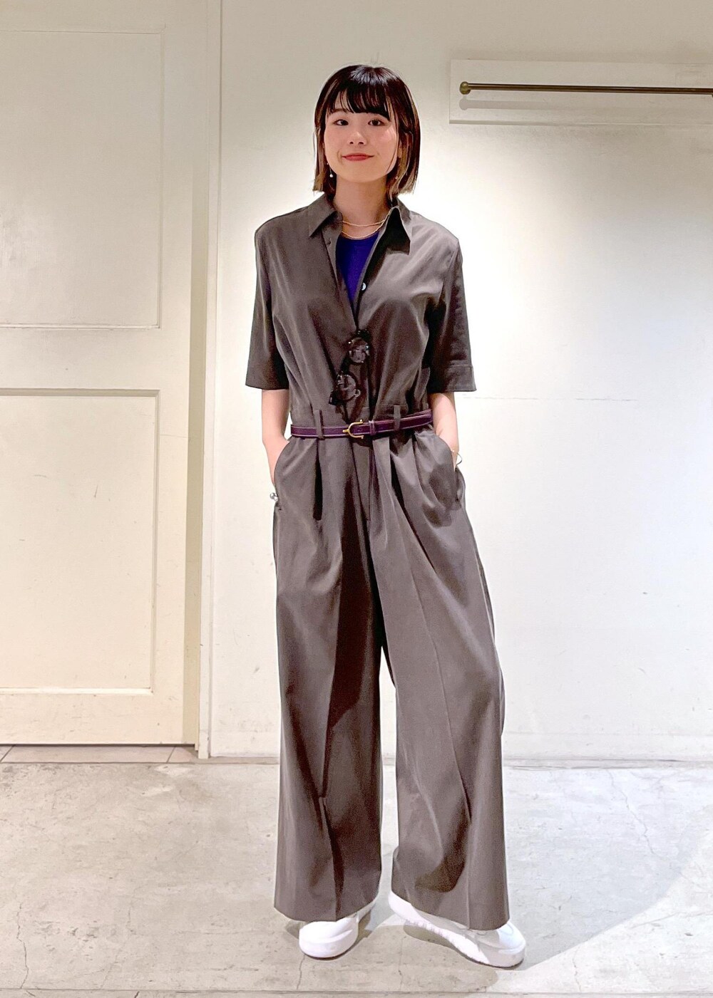 「カーキ、アメリカンスリーブ、タンクトップ、パープル、Smile Cotton、TORY LEATHER、ベルト、New Balance、CT302C、BAGNATI、ホワイト、トートバッグ、オールインワン、スニーカー、サロンアダムエロペ」｜「SALON adam et rope'の【Smile Cotton】カップ付きアメリカンスリーブタンクトップ（タンクトップ、パープル系）」を使った、michiruさん（レディース・156cm）の春コーディネートの3枚目の写真