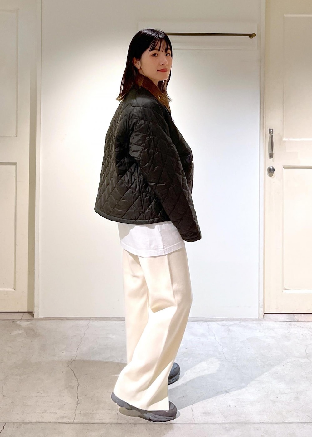 「Barbour、130周年記念モデル、ジャケット、中綿ブルゾン、キルティング、カーキ、TEKLA、Tシャツ、ホワイト、スウェット、ウール、ニットパンツ、MOONSTAR、810s、TRASDEN」|「MoonStarの【MOONSTAR(ムーンスター)】810s TRASDEN(スニーカー、グレー系)」を使った、michiruさん(レディース・156cm)の秋コーディネートの6枚目の写真