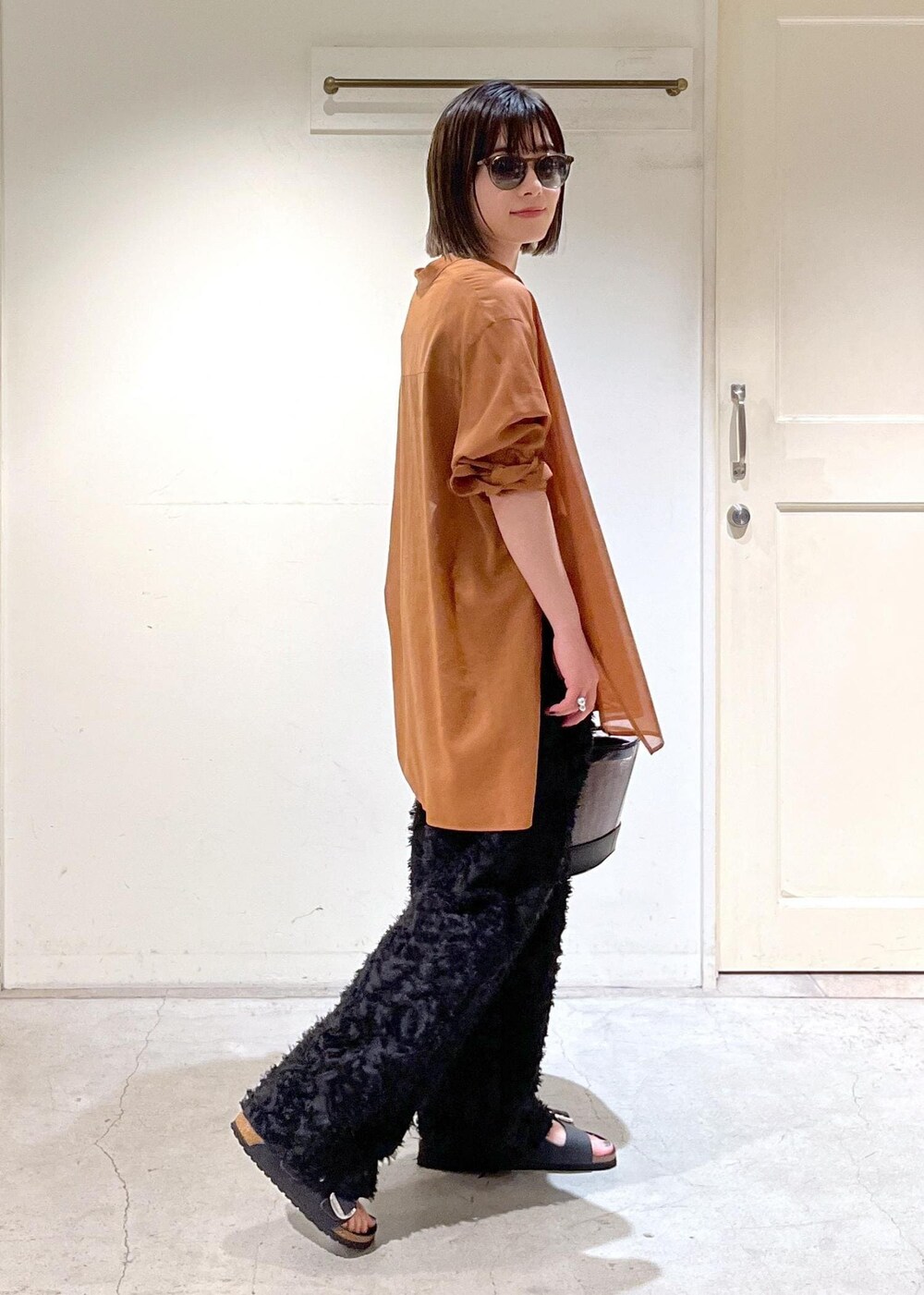 「オーガニックコットン、KINAN、タンクトップ、KIRYU、イージーパンツ、ジャガード、BIRKENSTOCK、Arizona Big Buckle LEOI、BAGMATI、クリアバッグ、messy weekend、サングラス、snapme_ap_sheer、ブラウン、カゴバッグ」|「BIRKENSTOCKの【BIRKENSTOCK】Arizona Big Buckle LEOI(サンダル、ブラック系)」を使った、michiruさん(レディース・156cm)の春コーディネートの7枚目の写真