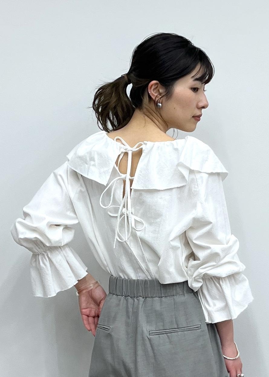「WEB限定、バックリボン、ホワイト、カーヴィーパンツ、BRENTELLA、Letra for SALON、レトラ、メルカドバッグ、初春コーデ、春コーデ、お仕事コーデ、セレモニーコーデ、卒業式コーデ、卒園式コーデ、授業参観日コーデ」｜「Letraの【Letra（レトラ）for SALON】PRAYA short XS/プラヤメルカドバッグ（かごバッグ、ブラック系）」を使った、michiruさん（レディース・156cm）の春コーディネートの8枚目の写真