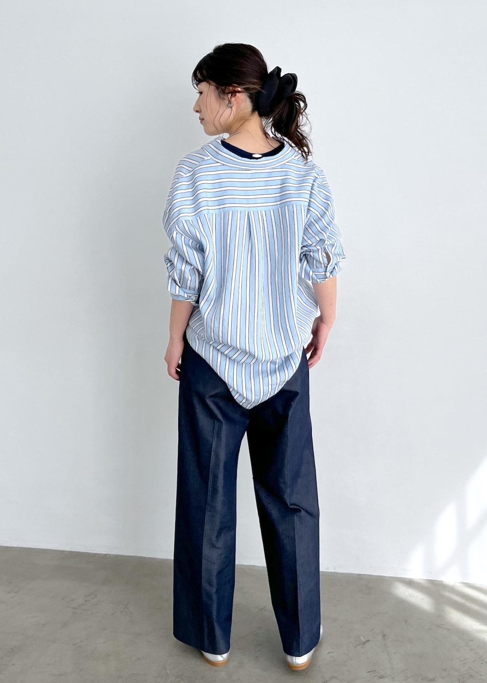 「オーバーシャツ、ストライプ、ブルー、Hug Silk、シルク、ネイビー、デニム、シルバー、レザー、初春コーデ、春コーデ、デートコーデ、お出かけコーデ、旅行コーデ、アウトドアコーデ」|「SALON adam et rope'のHug Silk ラウンドネックタンクトップ(タンクトップ、ブルー系)」を使った、michiruさん(レディース・156cm)の春コーディネートの6枚目の写真