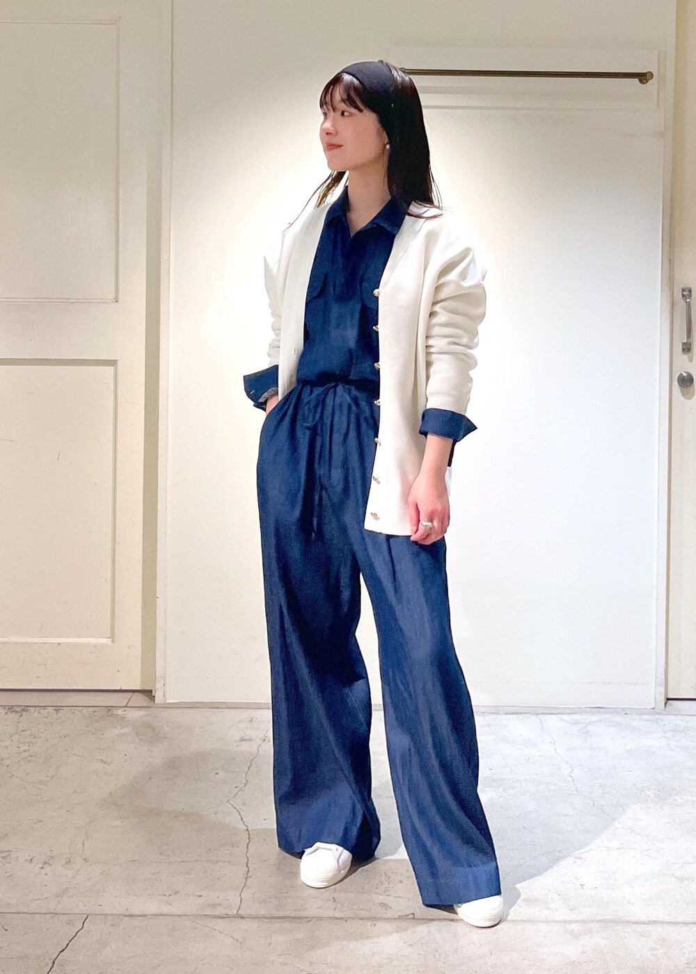 「金ボタン、Ｖネック、デニム、adidas、SUPERSTAR82、heyep、ヘアバンド、初春コーデ、春コーデ、デートコーデ、お出かけコーデ、旅行コーデ、アウトドアコーデ、推し活コーデ、女子会コーデ」｜「SALON adam et rope'のオープンカラーリラクシーデニムオールインワン（つなぎ/オールインワン、ブルー系）」を使った、michiruさん（レディース・156cm）の春コーディネートの6枚目の写真