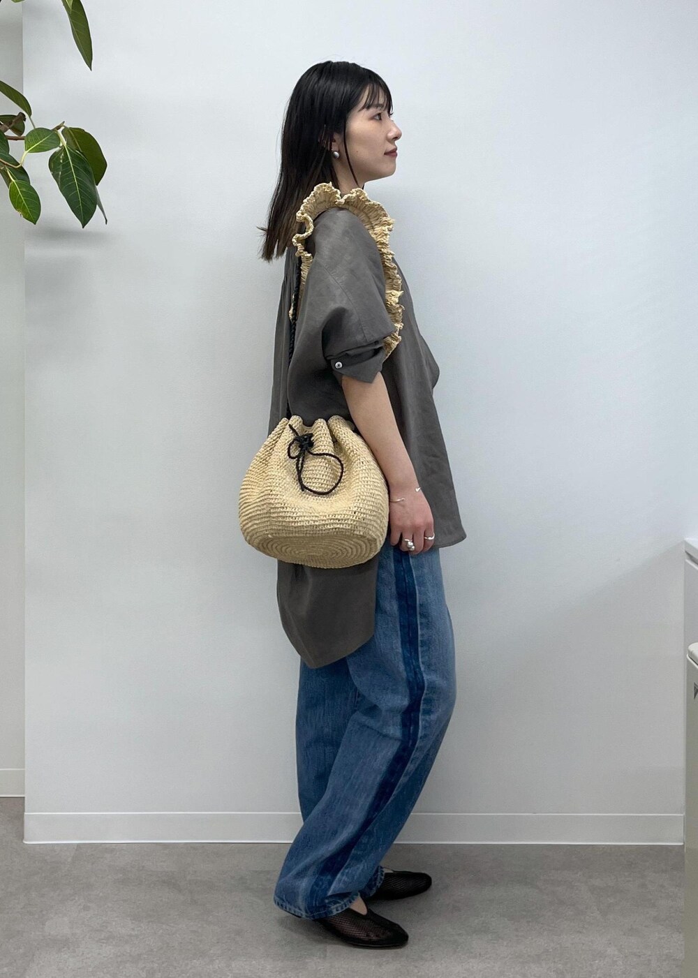 「GENTLE LINEN、シャツ、オーバーサイズ、リネン、グレー、アメリカンスリーブ、ベージュ、KURO for SALON、KURO、OPTIMA、デニム、ブルー、REMME、フラットシューズ、メッシュ」|「REMMEの【REMME(レメ)】メッシュフラットシューズ(パンプス、ブラック系)」を使った、michiruさん(レディース・156cm)の冬コーディネートの5枚目の写真