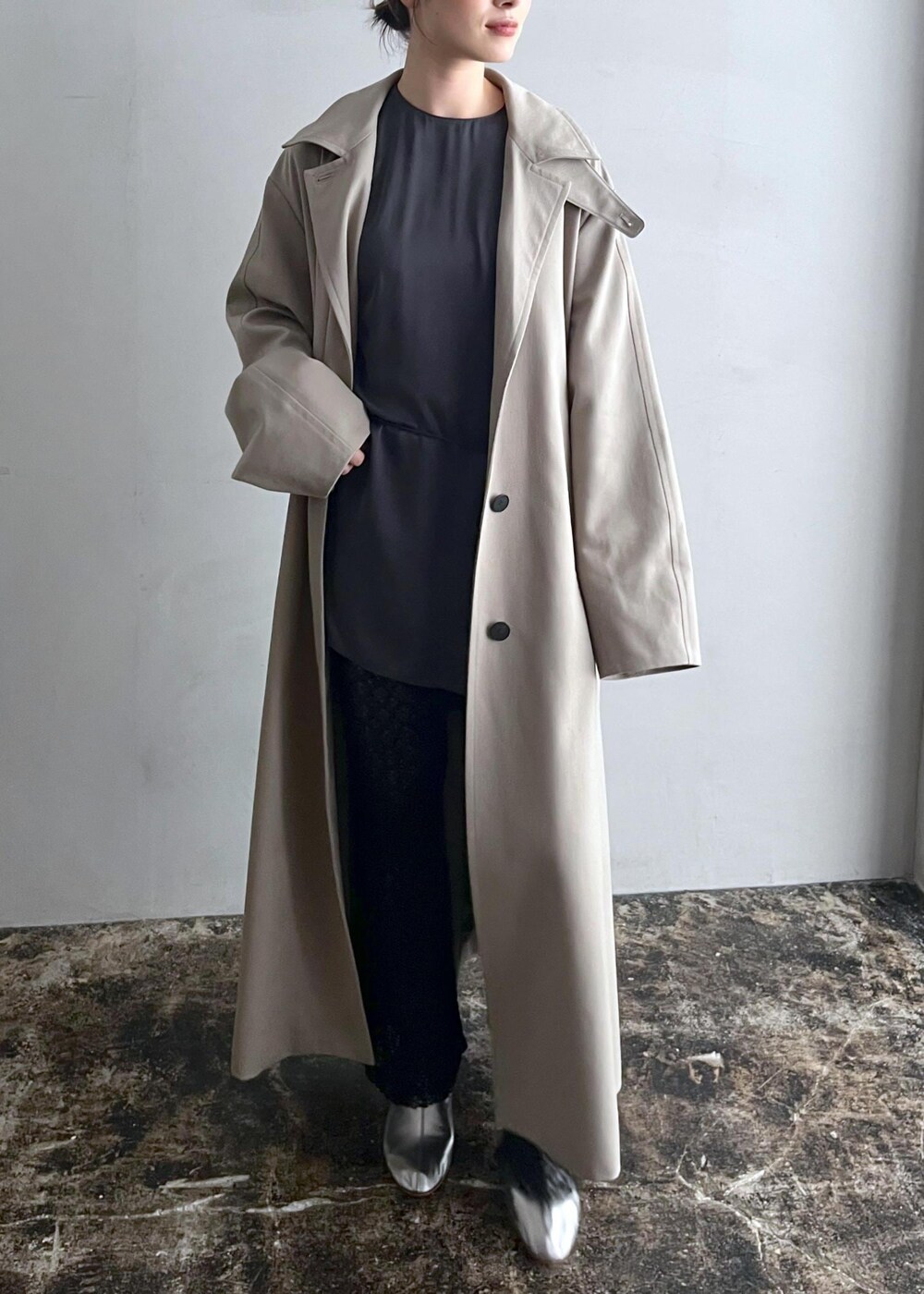 「新作、VISTO WOOL GABA、アウター、GENTLE SILK、Tシャツ、プルオーバー、NIPPON CULTURE、クラウドレース、MARTINIANO、ショートブーツ、ベージュ、ロング、コート、スタンドカラー、ブラック」｜「SALON adam et rope'の[24AW]GENTLE SILK ラウンドヘムTシャツ【セットアップ対応】（シャツ/ブラウス、グレー系）」を使った、michiruさん（レディース・156cm）の秋コーディネートの7枚目の写真