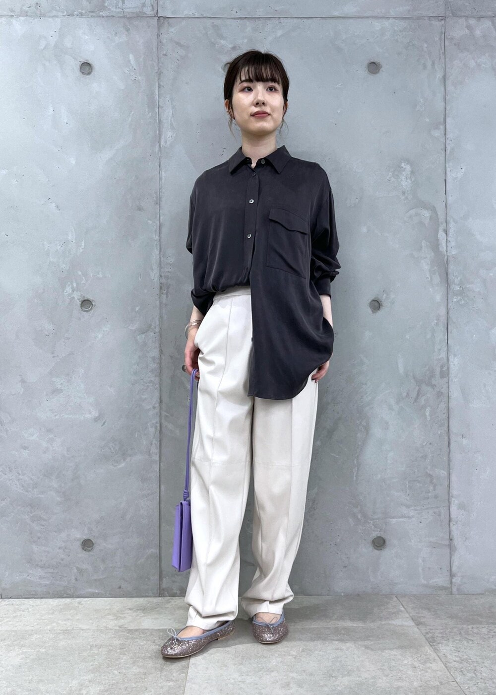 「骨格ウェーブ、ブルベ、低身長、ファーベスト、ファージレ、レザー、サロンアダムエロペ、バレエシューズ、porselli、ショルダーバッグ、お出かけコーデ、秋コーデ、SALON adam et rope'、シャツ、秋服準備はじめました」|「SALON adam et rope'のエコファージレ/ベスト(ベスト、グレー系)」を使った、michiruさん(レディース・156cm)の夏コーディネートの5枚目の写真