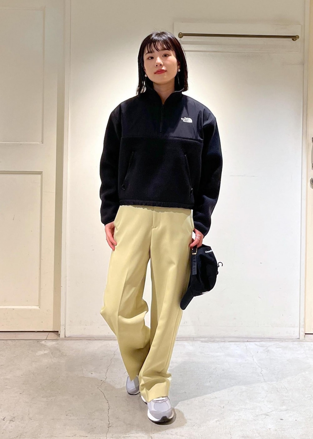 「THE NORTH FACE、ノースフェイス、フリース、ジャケット、New Balance、ニューバランス、Americana、アメリカーナ、キャップ、ブラック、パンツ、イエロー、グレー、スニーカー、サロンアダムエロペ」｜「SALON adam et rope'の【Americana（アメリカーナ）】47クリーンナップキャップ（キャップ、ブラック系）」を使った、michiruさん（レディース・156cm）の秋コーディネートの3枚目の写真