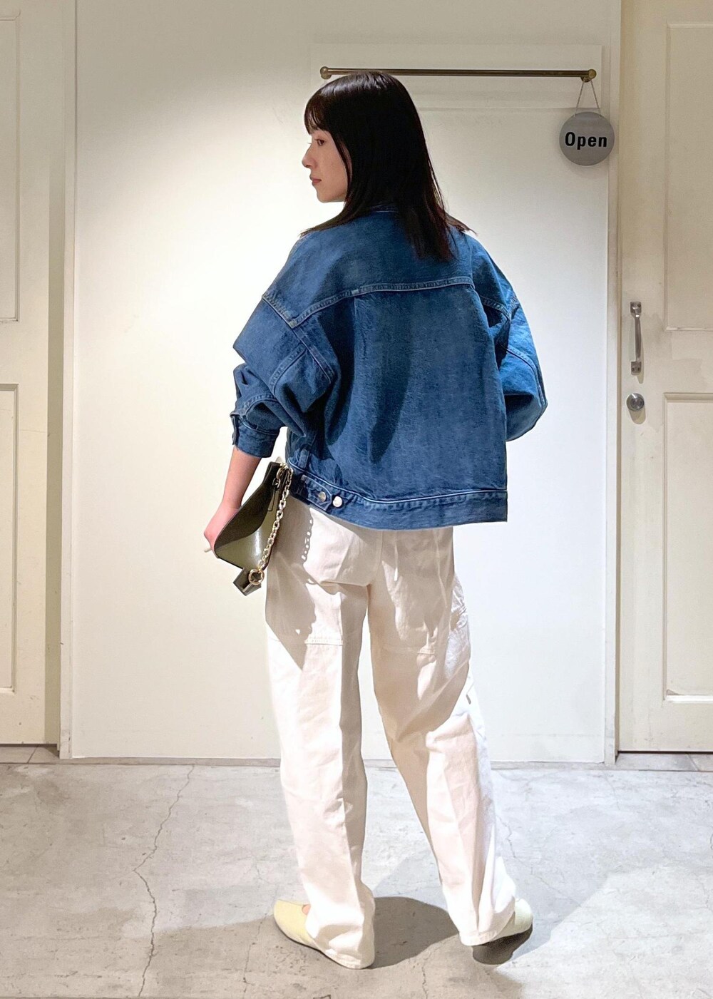 「redcardtokyo、デニムジャケット、デニム、ブルー、ホワイト、レース、ビスチェ、近江晒、カービーパンツ、オーガニックコットン、チェーンバッグ、クラッチバッグ、レザー、カーキ、Lafayette」|「SALON adam et rope'の【2WAY】レザースクエアチェーンクラッチショルダーバッグ(ショルダーバッグ、グリーン系)」を使った、michiruさん(レディース・156cm)の冬コーディネートの4枚目の写真