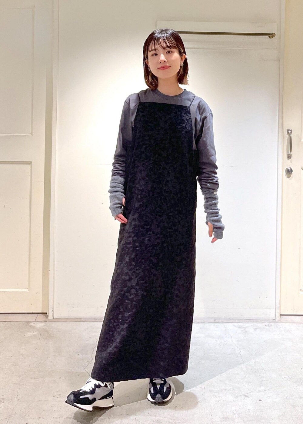 「Tシャツ、KARL BLOSSFELD、キャミワンピース、桐生織、ジャガード、NEW BALANCE、ニューバランス、Americana、アメリカーナ、アームウォーマー、サロンアダムエロペ、TEMBEA、GUNTE、グレー、ブラック」|「SALON adam et rope'の【NIPPON CULTURE】ジャガードキャミワンピース(ワンピース、ブラック系)」を使った、michiruさん(レディース・156cm)の秋コーディネートの2枚目の写真